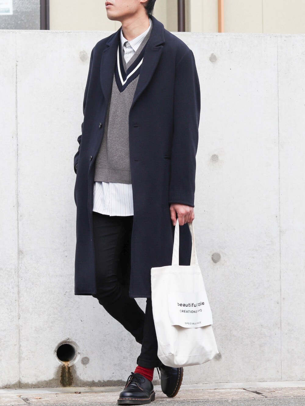 ブルー系のチェスターコート、グレー系のベスト、その他のシャツ/ブラウスを着用したメンズの冬コーディネートの2枚目の写真