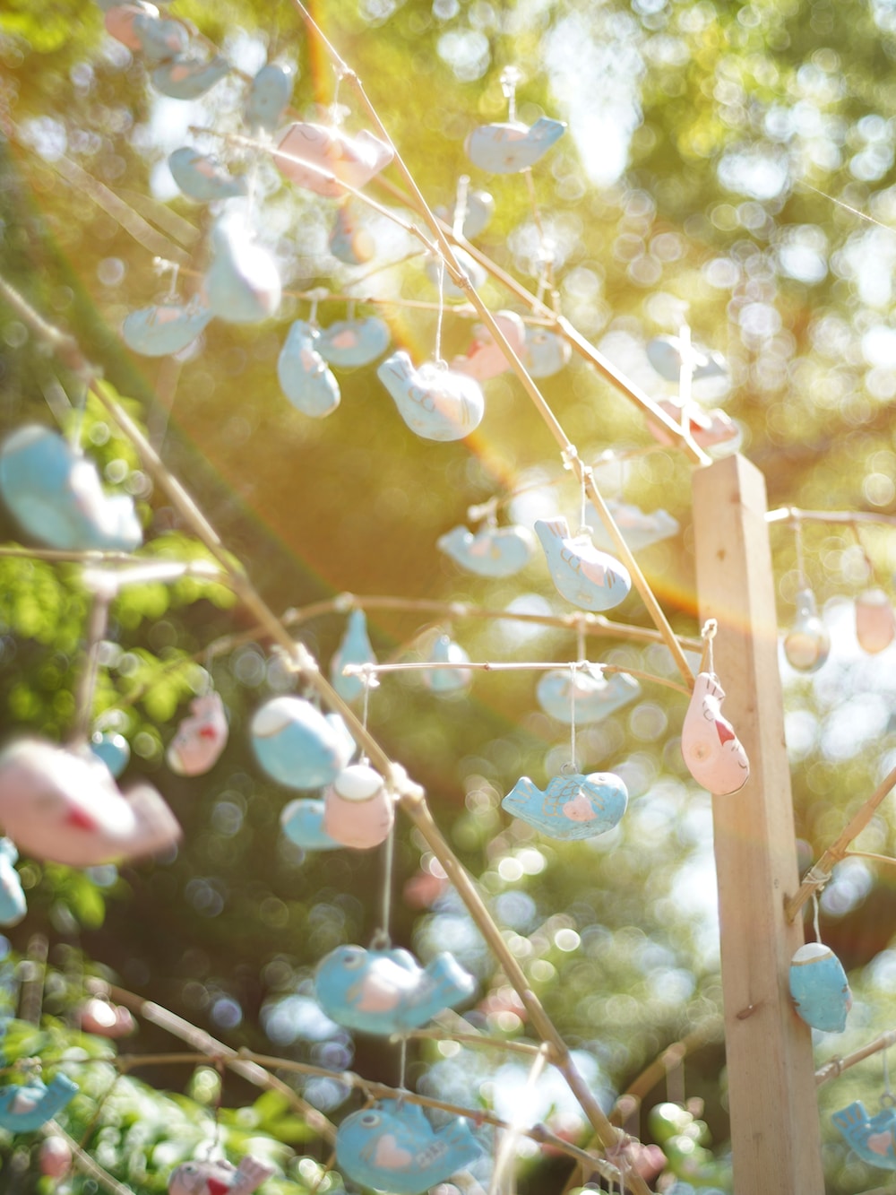 ブルー系のシャツ/ブラウス、ホワイト系のタンクトップ、ブラック系のサンダルを着用したメンズの夏コーディネートの4枚目の写真