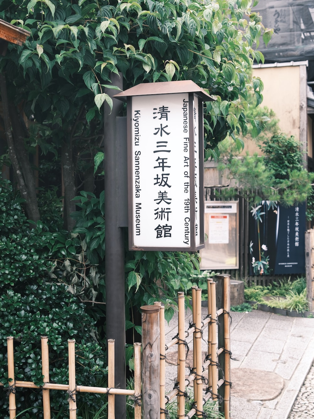 グレー系のTシャツ/カットソー、ホワイト系のスニーカー、ブルー系のデニムパンツを着用したメンズの夏コーディネートの5枚目の写真