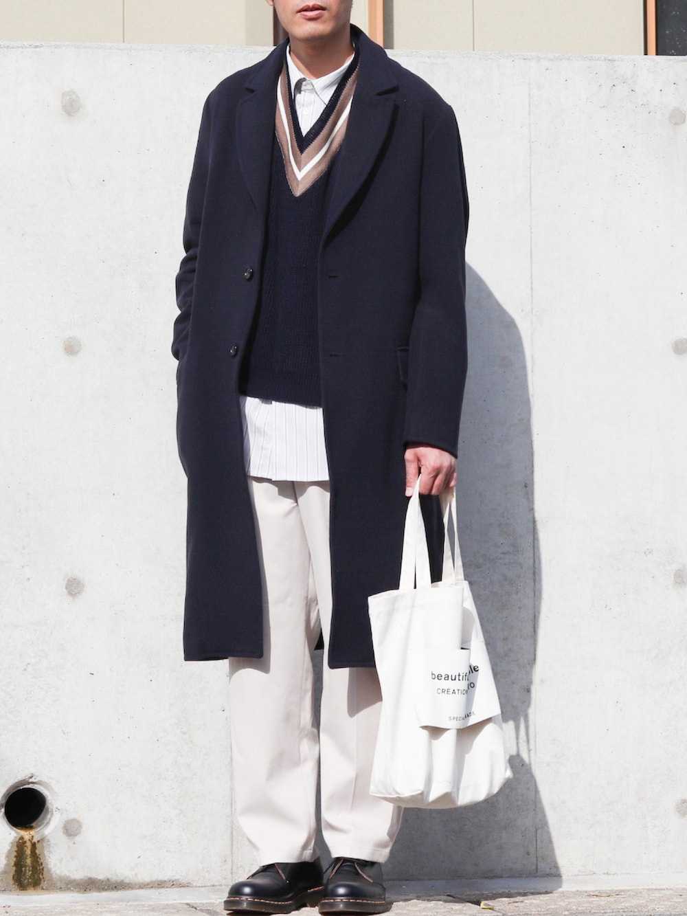 ブルー系のチェスターコート、その他のシャツ/ブラウス、ホワイト系のその他パンツを着用したメンズの秋コーディネートの2枚目の写真