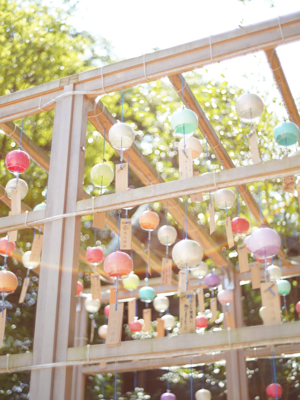 ブルー系のシャツ/ブラウス、ホワイト系のタンクトップ、ブラック系のサンダルを着用したメンズの夏コーディネートの3枚目の写真