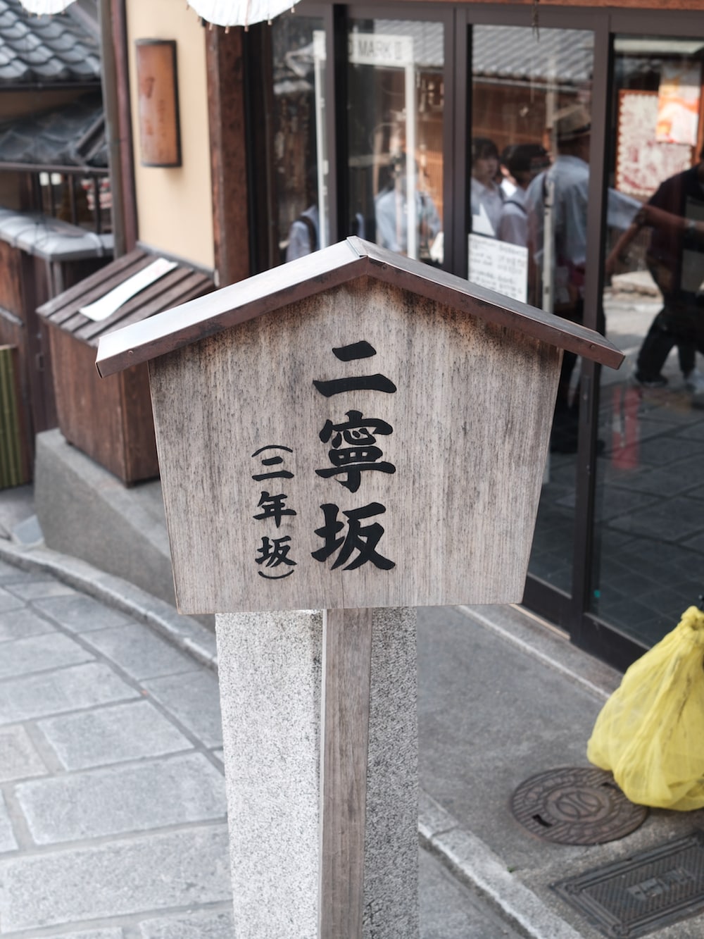 グレー系のTシャツ/カットソー、ホワイト系のスニーカー、ブルー系のデニムパンツを着用したメンズの夏コーディネートの3枚目の写真