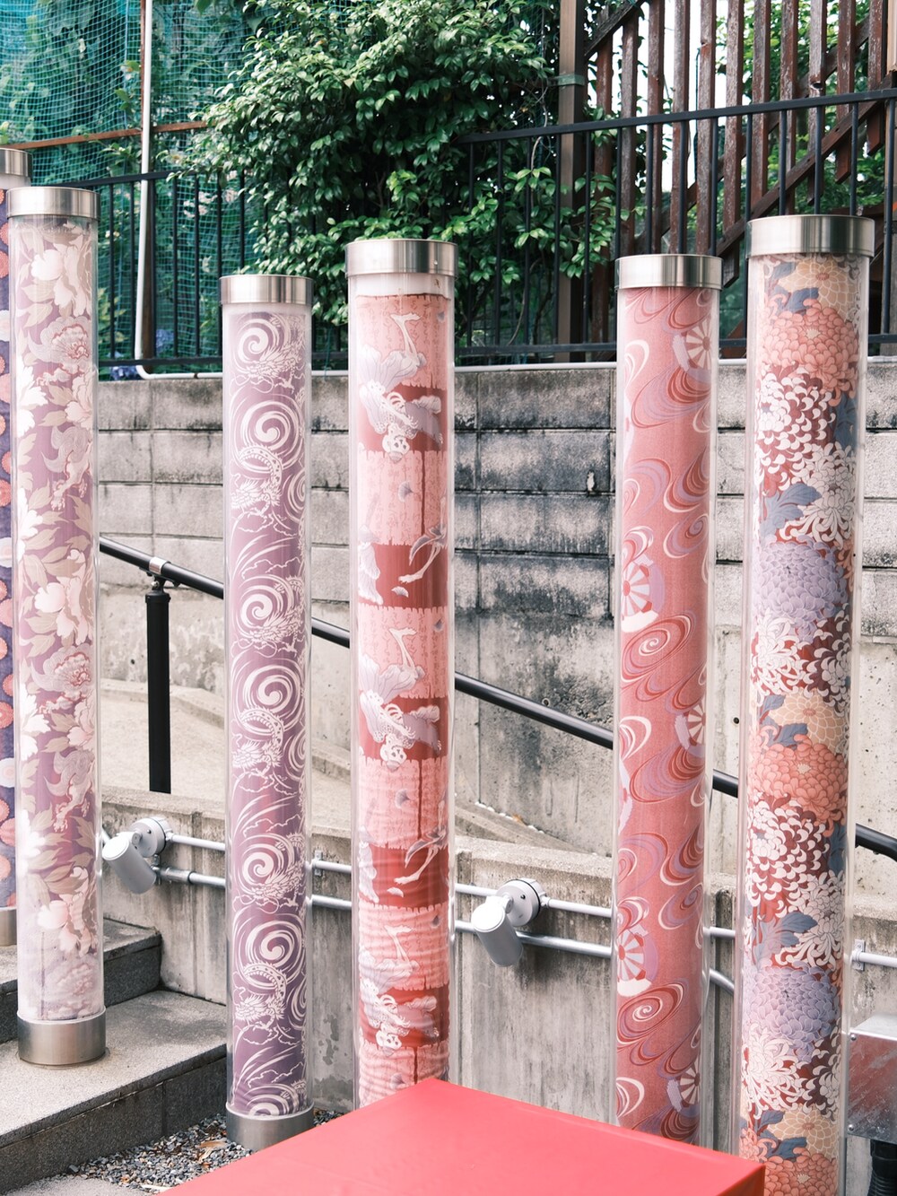 ブルー系のTシャツ/カットソー、ブラック系のショルダーバッグ、ブルー系のデニムパンツを着用したメンズの夏コーディネートの3枚目の写真