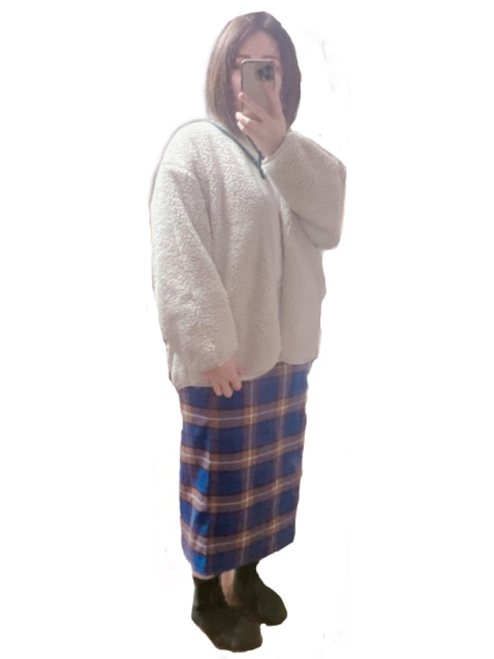 ホワイト系のニット/セーター、レッド系のトップス、ブルー系のスカートを着用したレディースの冬コーディネートの2枚目の写真