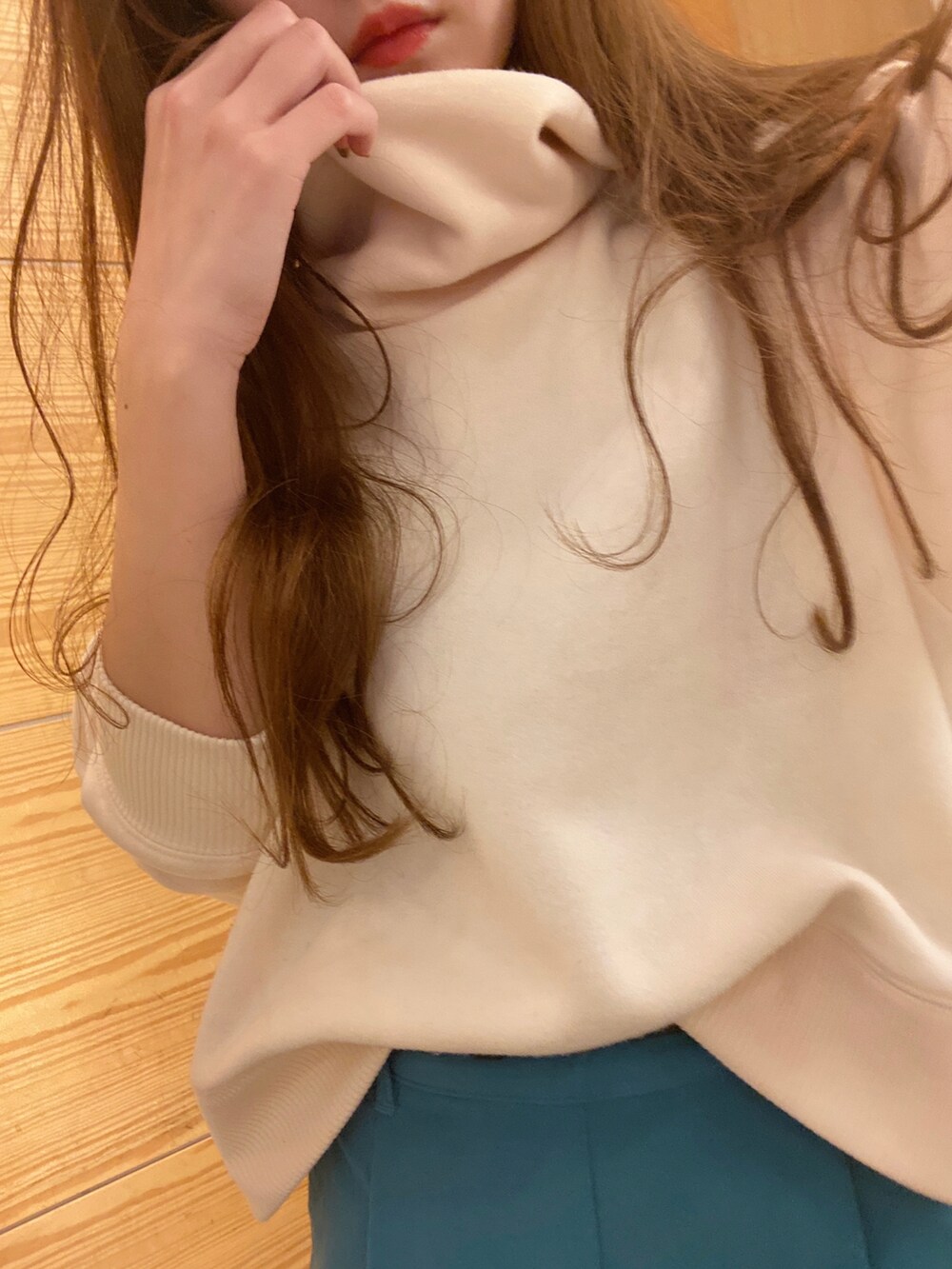 「カラーパンツ、カラーコーデ、シンプルコーデ、ゆるコーデ、あったかコーデ、春コーデ、カジュアル、大人カジュアル、きれいめカジュアル、パンツスタイル、オフタートル、プチプラ、タックイン、カラーパレット、Green Parks」｜「Green　Parksのきれいシルエット カラーパンツ＊＊（スラックス、ブルー系）」を使った、ささみさん（レディース・156cm）の冬コーディネートの2枚目の写真