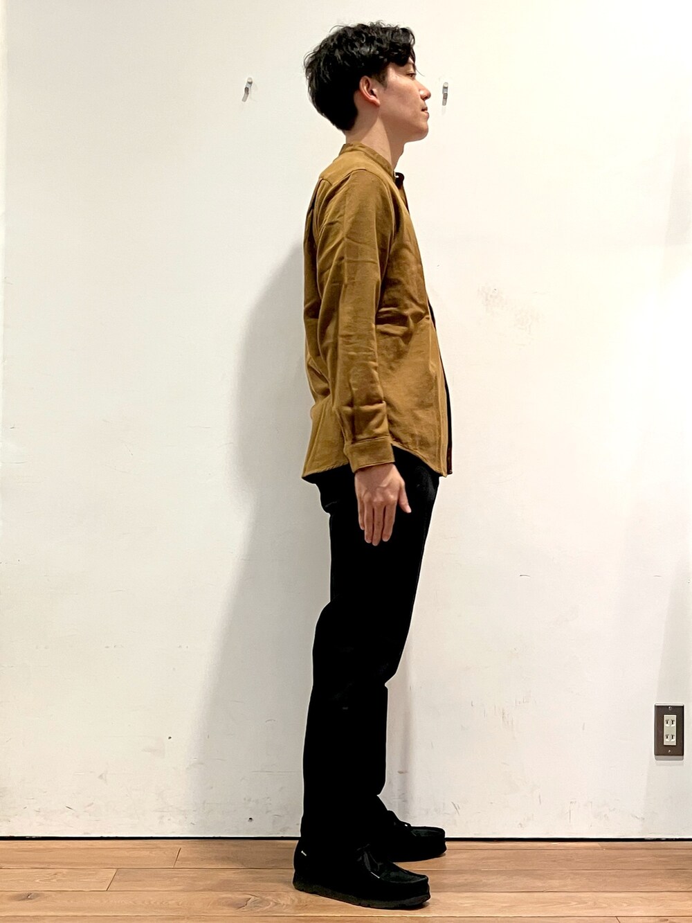 ベージュ系のカーディガン/ボレロ、ブラウン系のシャツ/ブラウス、ブラック系のチノパンツを着用したメンズの秋コーディネートの6枚目の写真