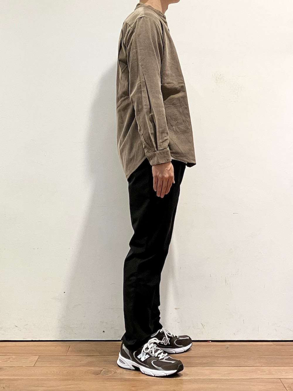 ブラウン系のシャツ/ブラウス、ホワイト系のTシャツ/カットソー、ブラック系のその他パンツを着用したメンズの秋コーディネートの2枚目の写真