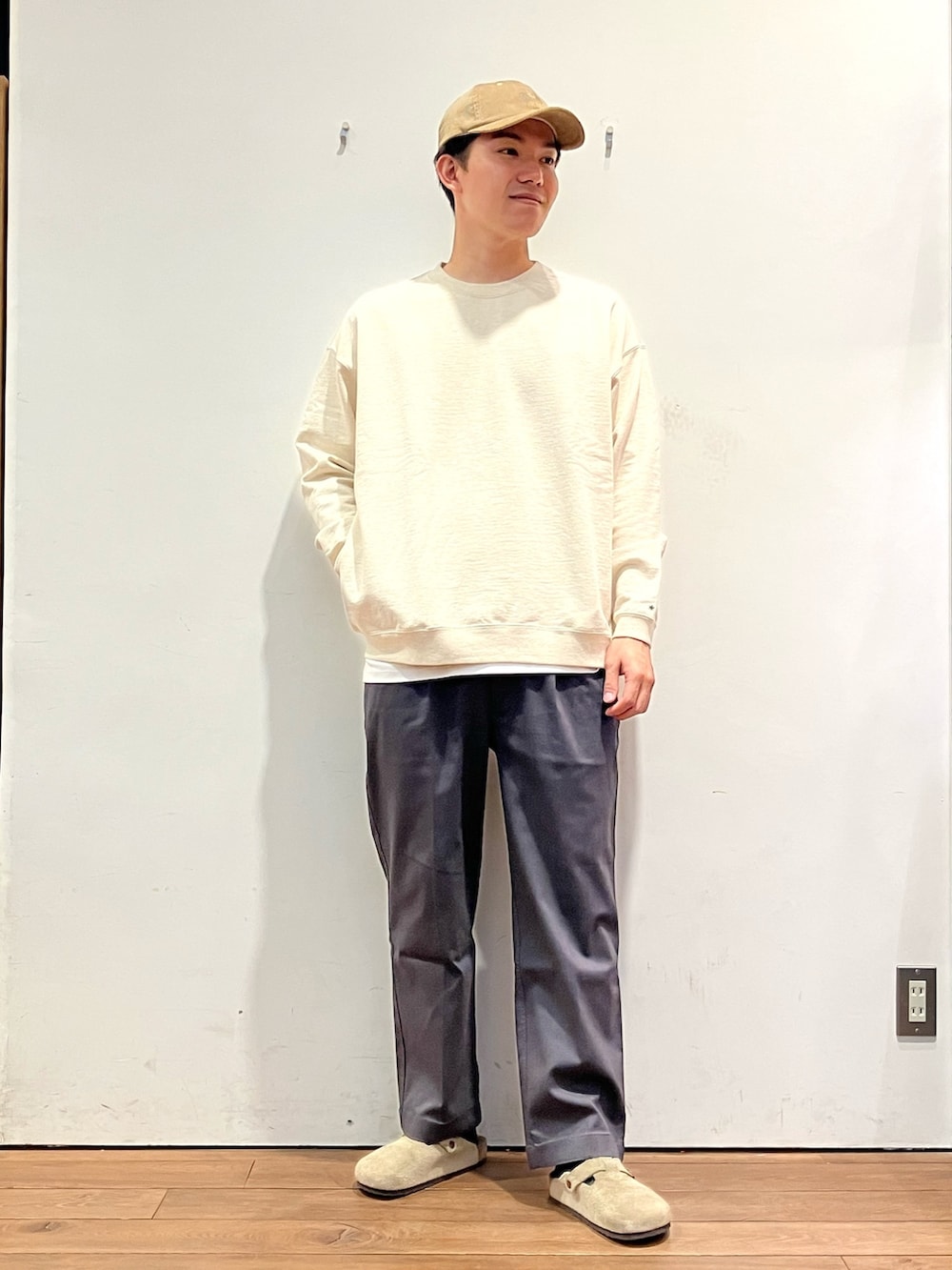 ベージュ系のダウンベスト、ベージュ系のスウェット、グレー系のその他パンツを着用したメンズの秋コーディネートの5枚目の写真