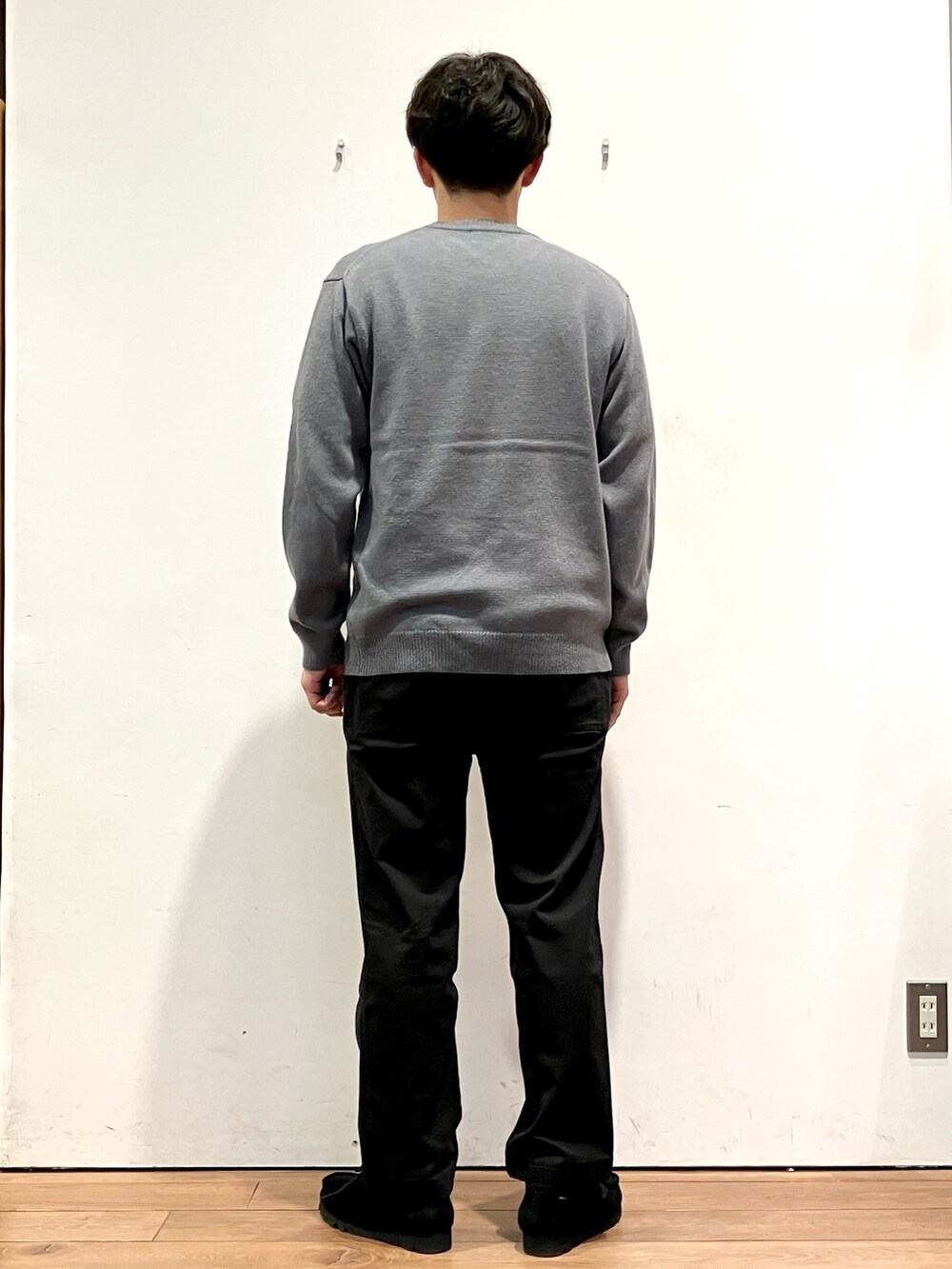 ブラック系のブルゾン、グレー系のニット/セーター、ブラック系のその他パンツを着用したメンズの秋コーディネートの6枚目の写真