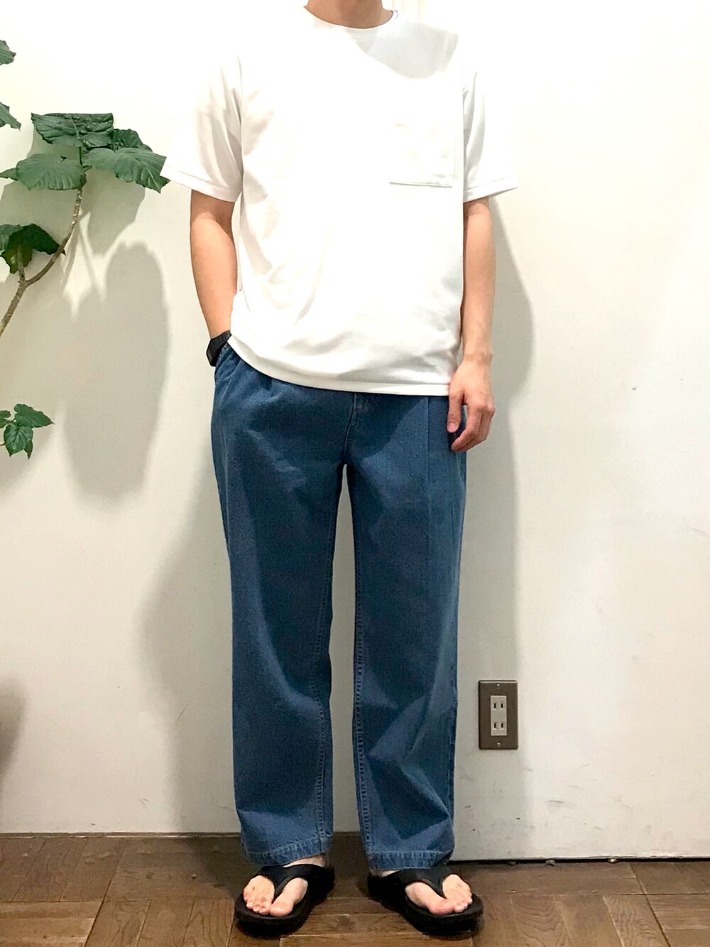 グレー系のカーディガン/ボレロ、ホワイト系のTシャツ/カットソー、ブルー系のデニムパンツを着用したメンズの春コーディネートの2枚目の写真