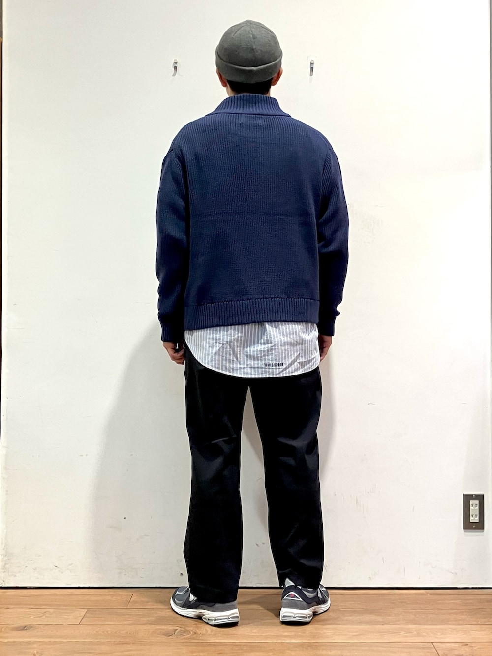 ブルー系のカーディガン/ボレロ、ブルー系のその他パンツ、ブルー系のシャツ/ブラウスを着用したメンズの秋コーディネートの3枚目の写真