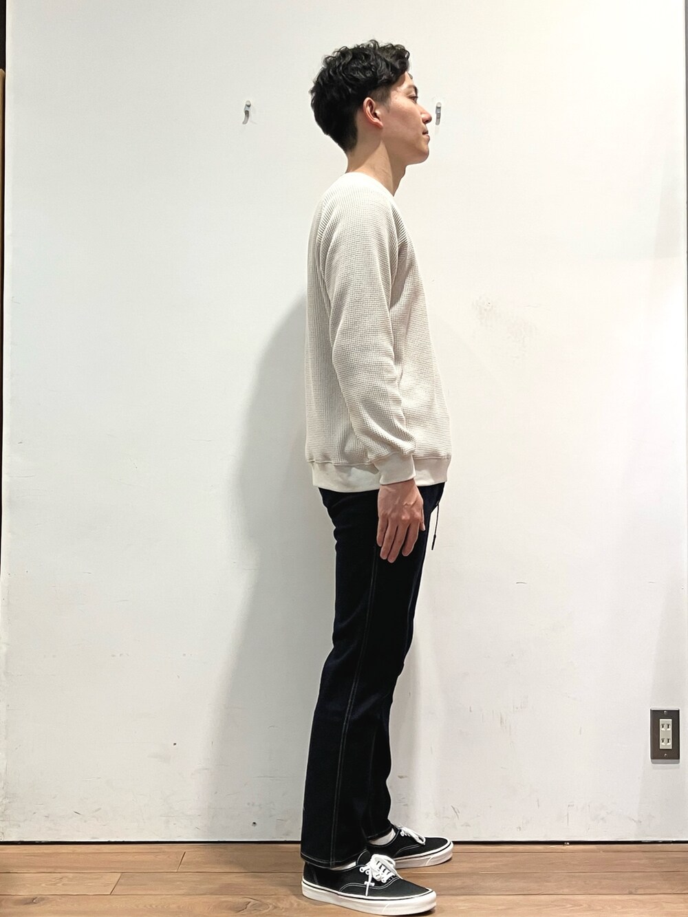 ブルー系のダウンジャケット/コート、ホワイト系のTシャツ/カットソー、ブルー系のその他パンツを着用したメンズの冬コーディネートの5枚目の写真