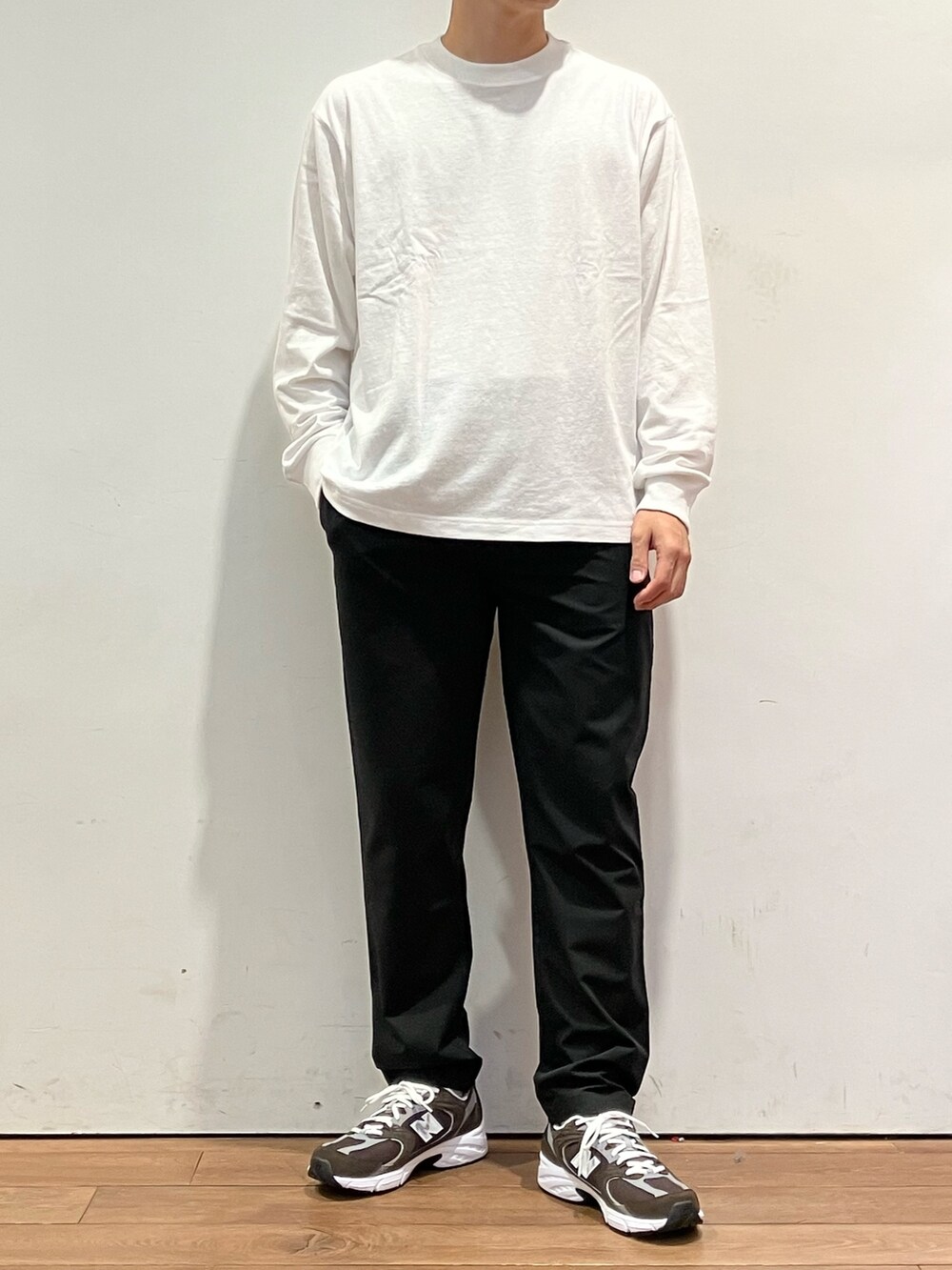 ブラウン系のシャツ/ブラウス、ホワイト系のTシャツ/カットソー、ブラック系のその他パンツを着用したメンズの秋コーディネートの4枚目の写真