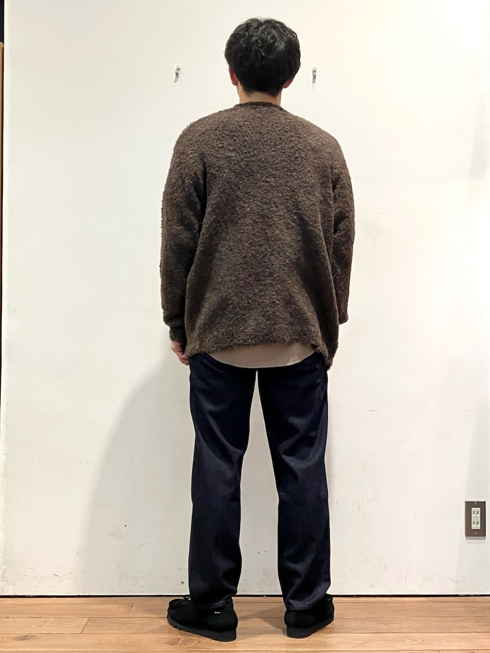 ブラウン系のカーディガン/ボレロ、グレー系のシャツ/ブラウス、ブルー系のデニムパンツを着用したメンズの秋コーディネートの3枚目の写真