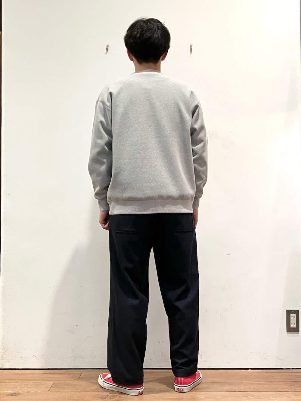 ブルー系のダウンベスト、グレー系のTシャツ/カットソー、ブルー系のその他パンツを着用したメンズの秋コーディネートの6枚目の写真