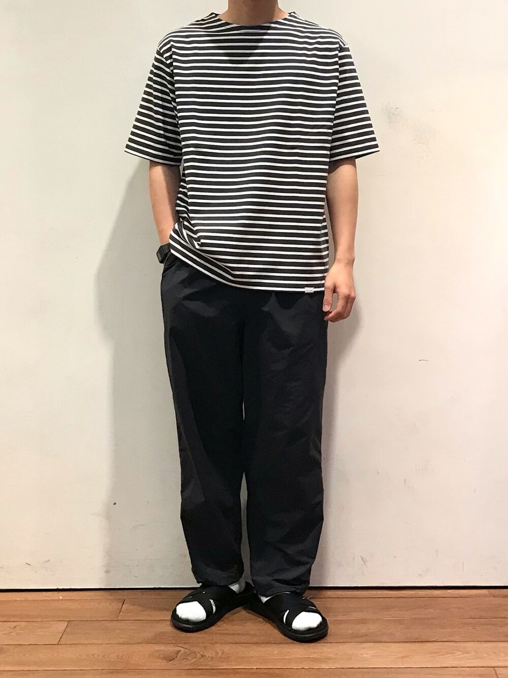 グレー系のシャツ/ブラウス、ブラック系のTシャツ/カットソー、グレー系のその他パンツを着用したメンズの春コーディネートの2枚目の写真