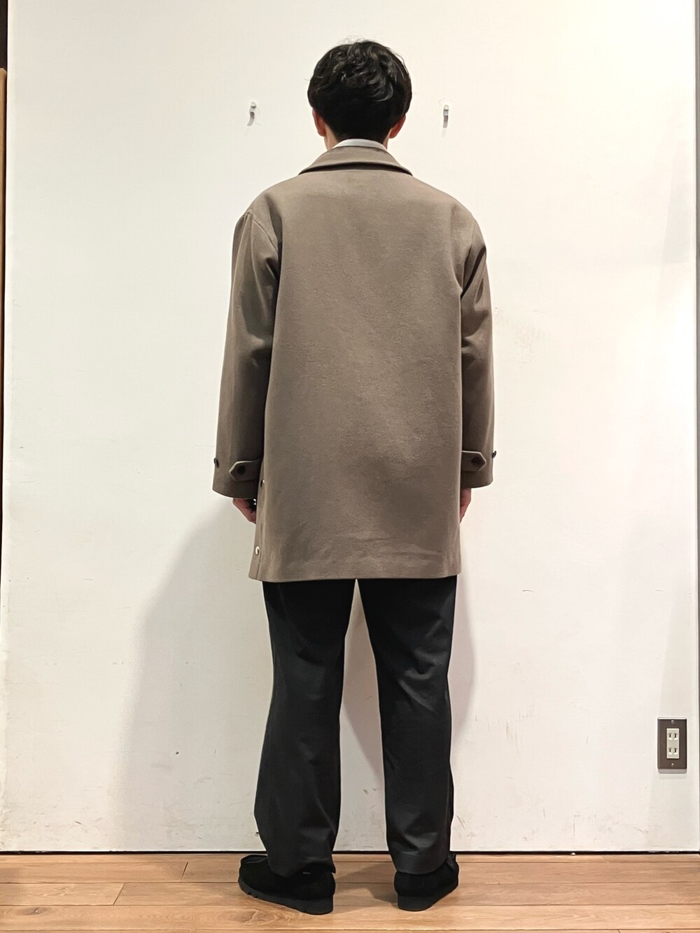 ブラウン系のその他アウター、ホワイト系のシャツ/ブラウス、ホワイト系のTシャツ/カットソーを着用したメンズの秋コーディネートの3枚目の写真