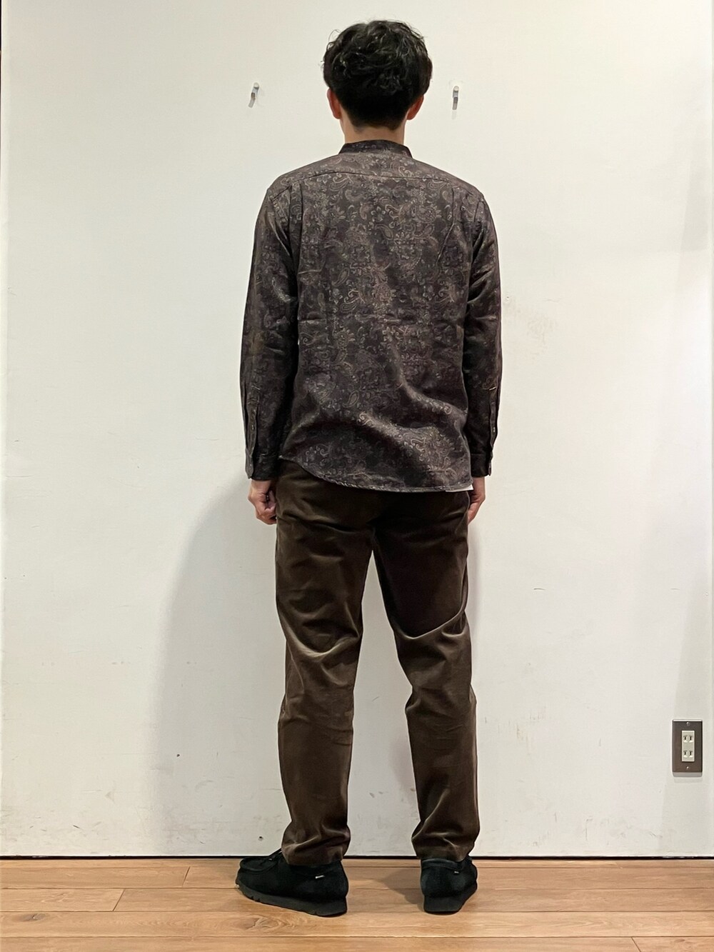 ブラウン系のダウンジャケット/コート、ブラウン系のシャツ/ブラウス、ブラウン系のその他パンツを着用したメンズの秋コーディネートの6枚目の写真