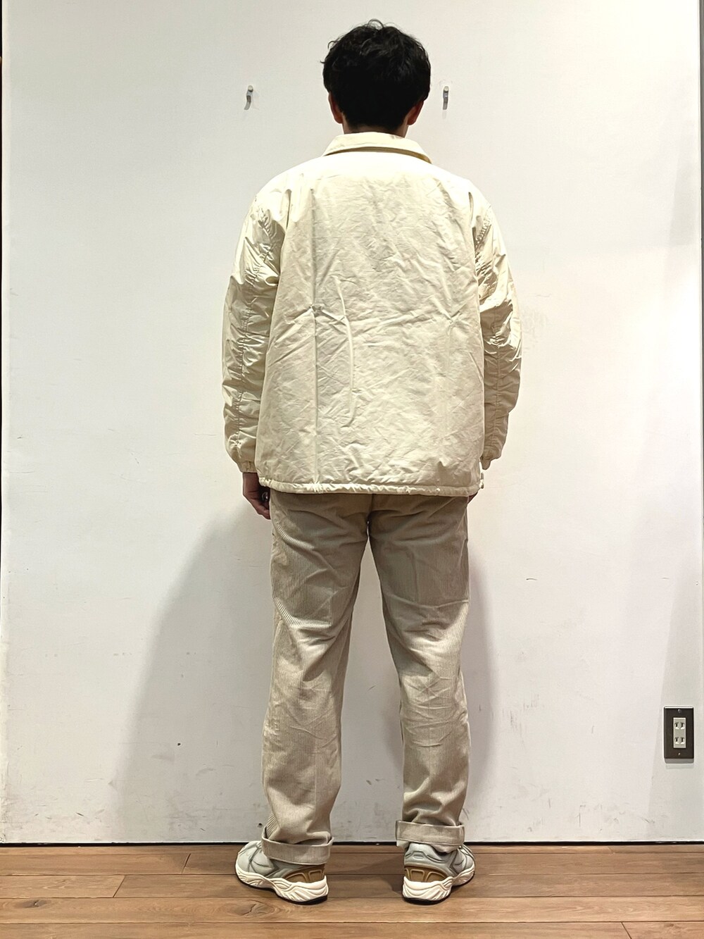 ホワイト系のその他アウター、ホワイト系のその他パンツ、ブラウン系のTシャツ/カットソーを着用したメンズの秋コーディネートの3枚目の写真