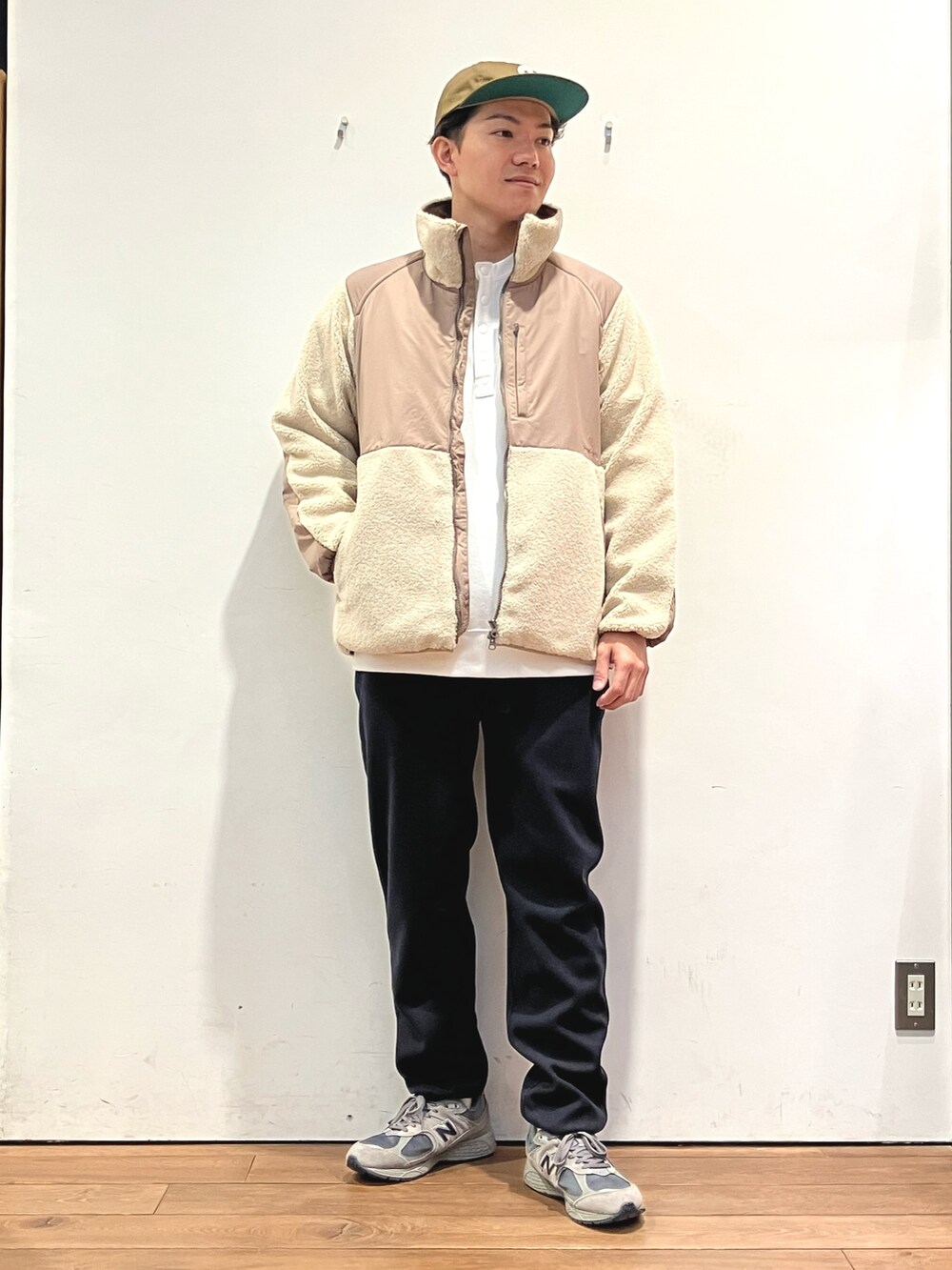 ブルー系のその他パンツ、ブラウン系のブルゾン、ホワイト系のスウェットを着用したメンズの秋コーディネートの2枚目の写真