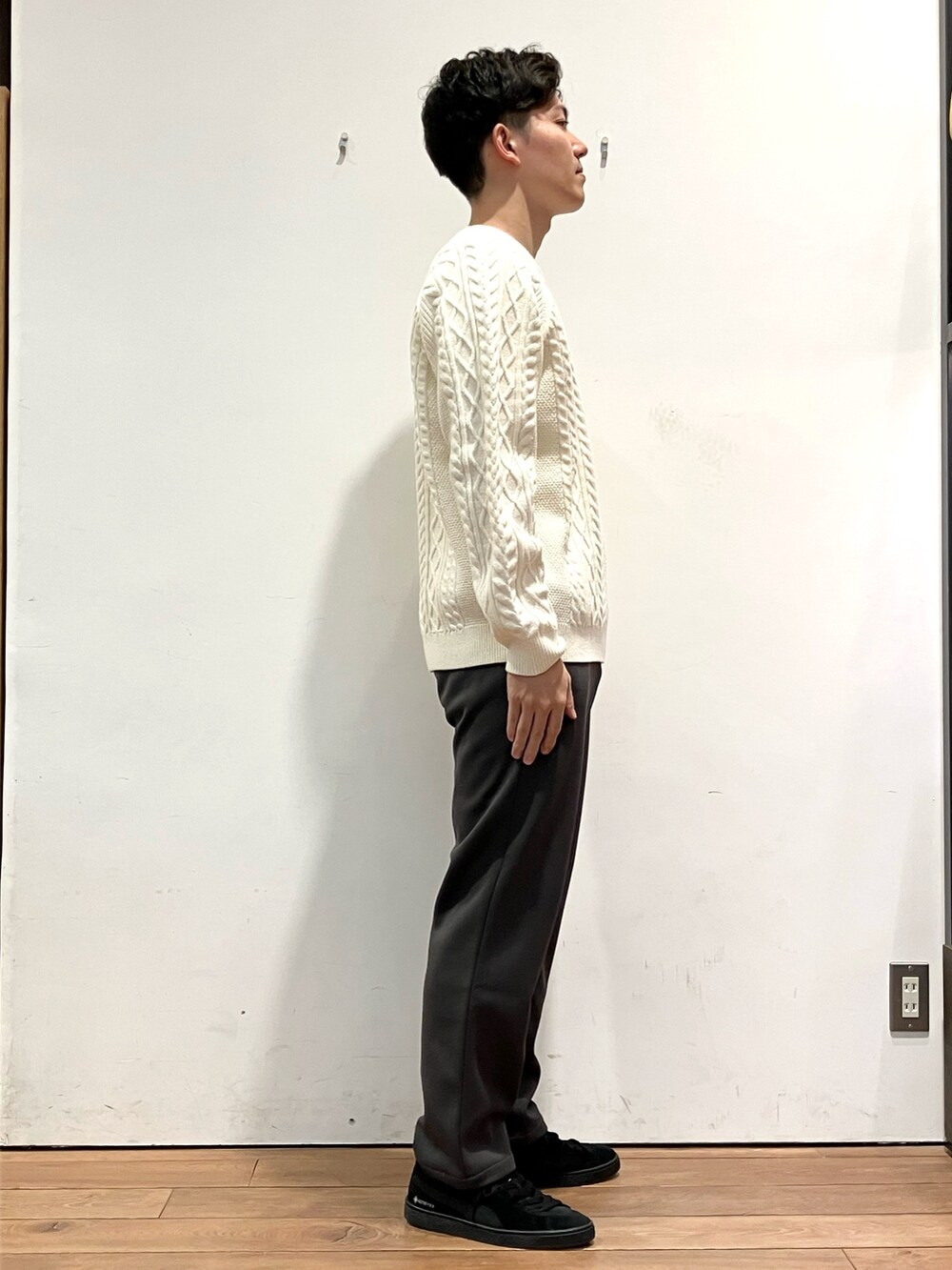 ブラウン系のその他アウター、ホワイト系のニット/セーター、ベージュ系のその他パンツを着用したメンズの冬コーディネートの6枚目の写真