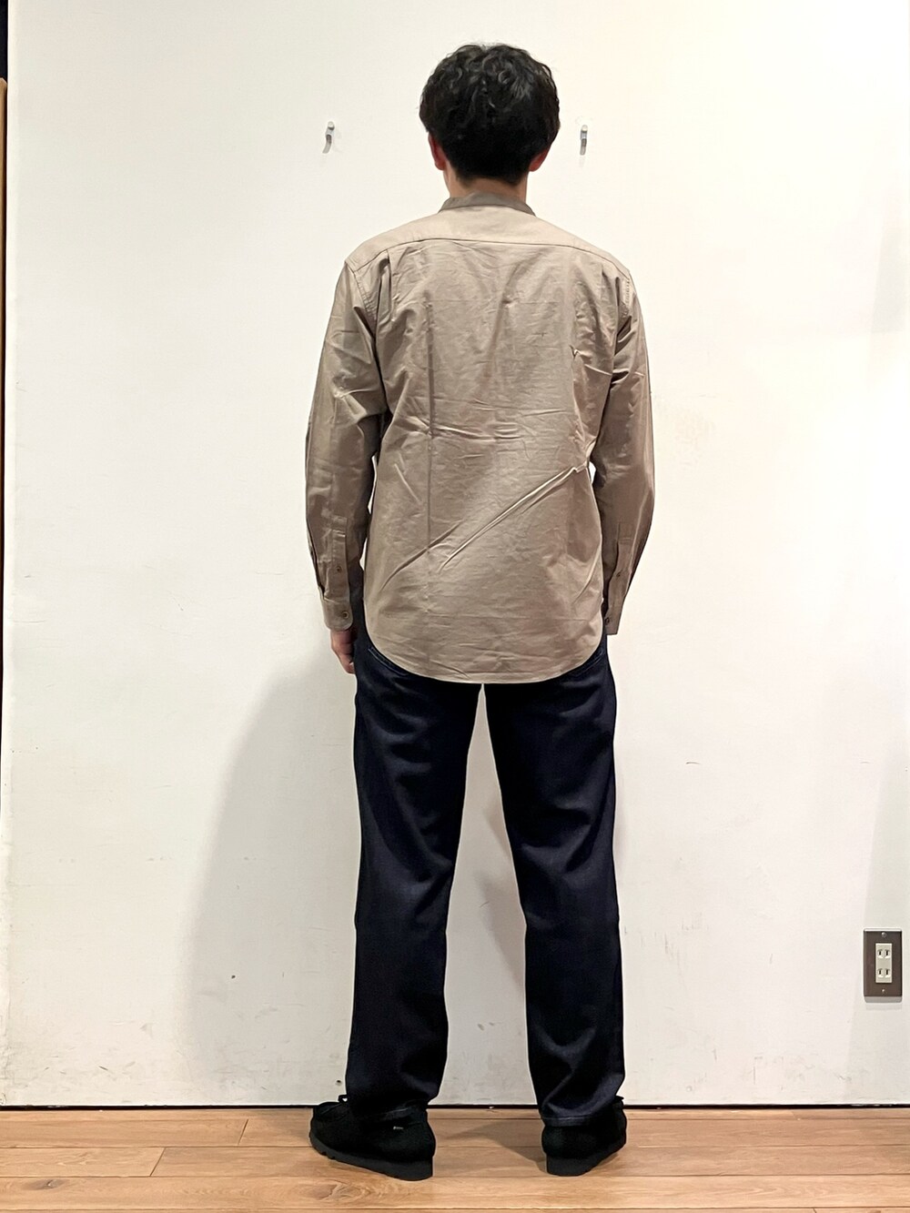 ブラウン系のカーディガン/ボレロ、グレー系のシャツ/ブラウス、ブルー系のデニムパンツを着用したメンズの秋コーディネートの6枚目の写真