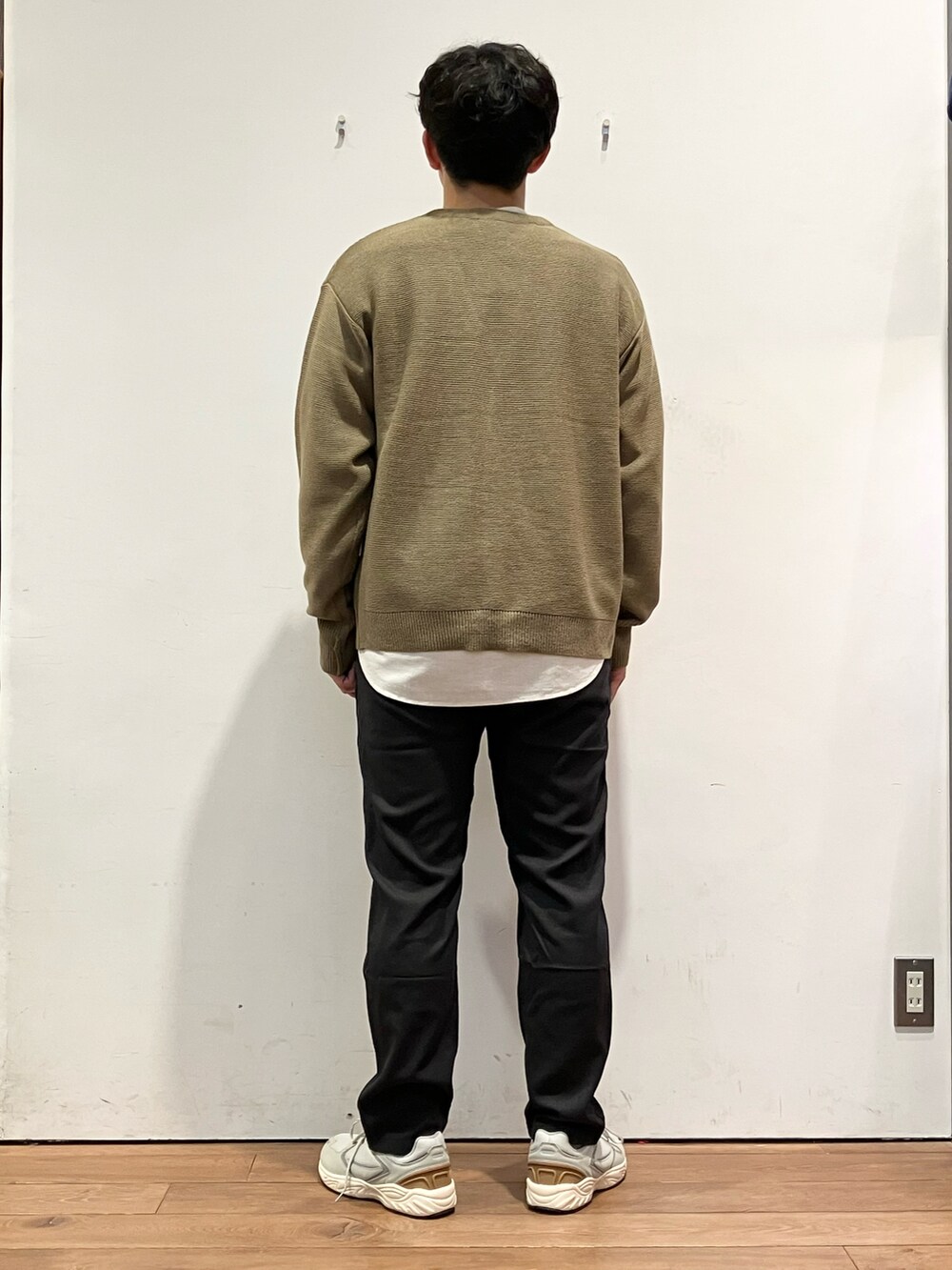 ベージュ系のカーディガン/ボレロ、ホワイト系のシャツ/ブラウス、グレー系のパンツを着用したメンズの秋コーディネートの3枚目の写真