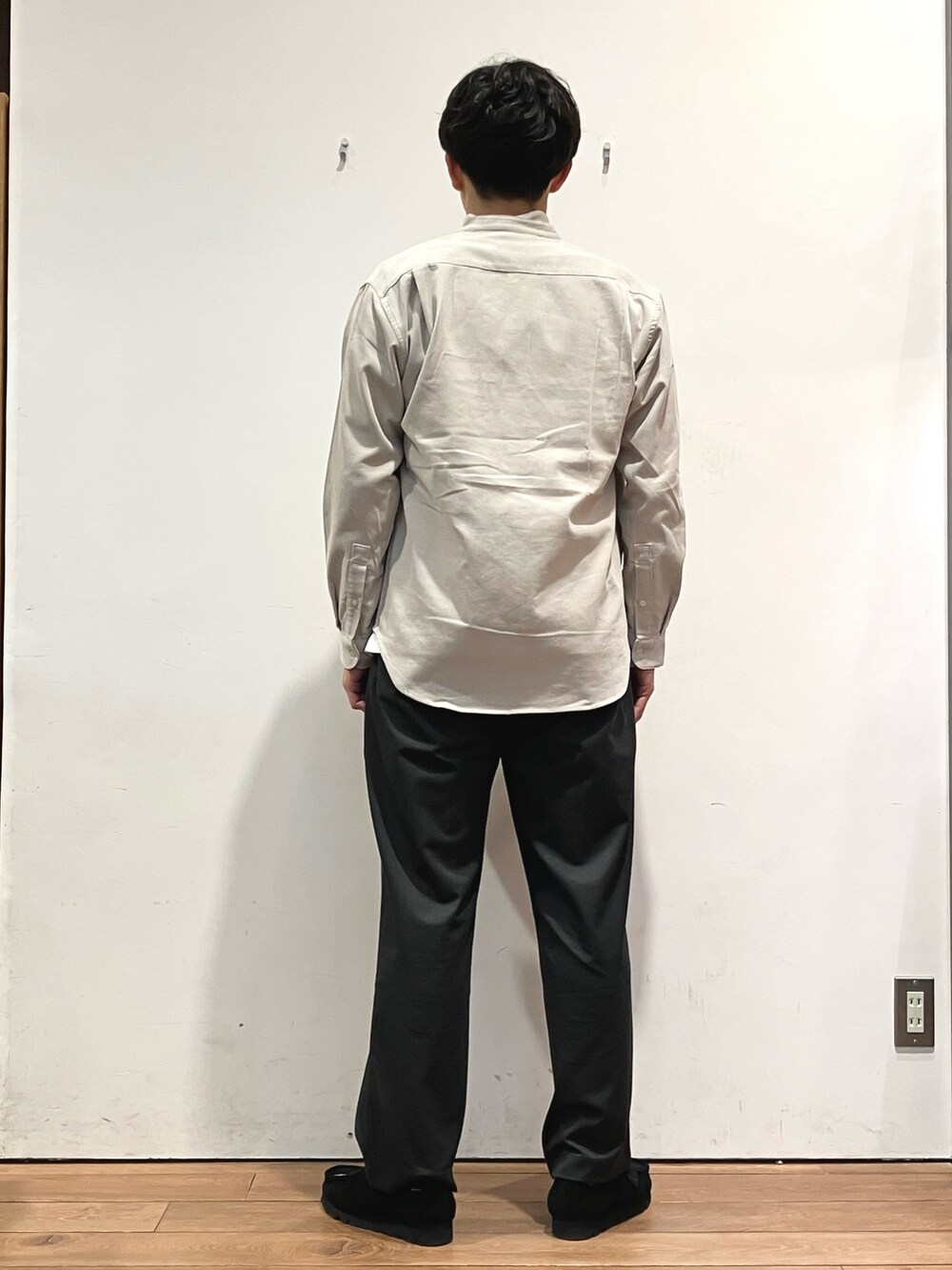 ブラウン系のその他アウター、ホワイト系のシャツ/ブラウス、ホワイト系のTシャツ/カットソーを着用したメンズの秋コーディネートの6枚目の写真