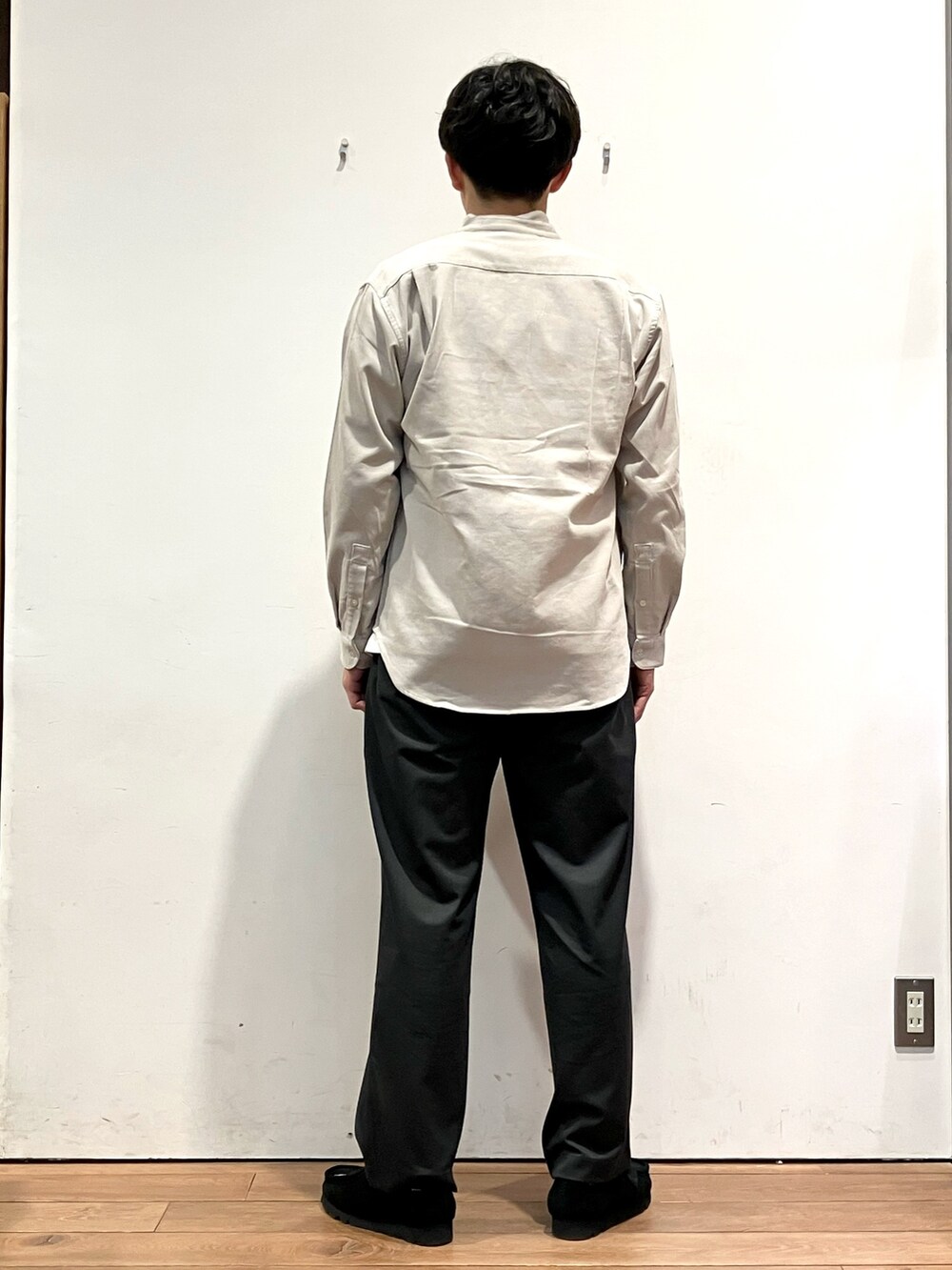 ブラウン系のその他アウター、ホワイト系のシャツ/ブラウス、ホワイト系のTシャツ/カットソーを着用したメンズの冬コーディネートの6枚目の写真