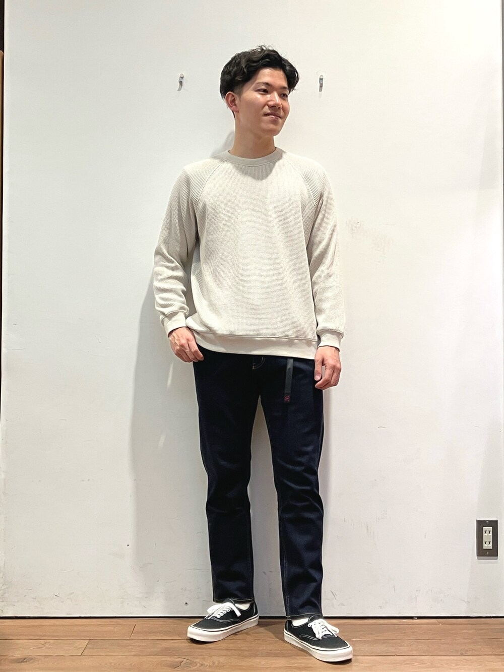 ブルー系のダウンジャケット/コート、ホワイト系のTシャツ/カットソー、ブルー系のその他パンツを着用したメンズの冬コーディネートの4枚目の写真