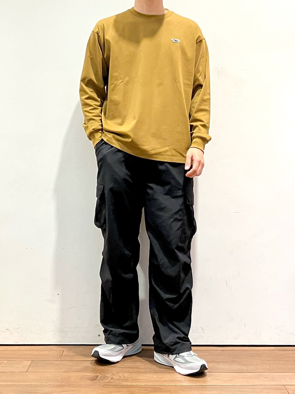 グレー系のシャツ/ブラウス、イエロー系のTシャツ/カットソー、ブラック系のカーゴパンツを着用したメンズの秋コーディネートの4枚目の写真