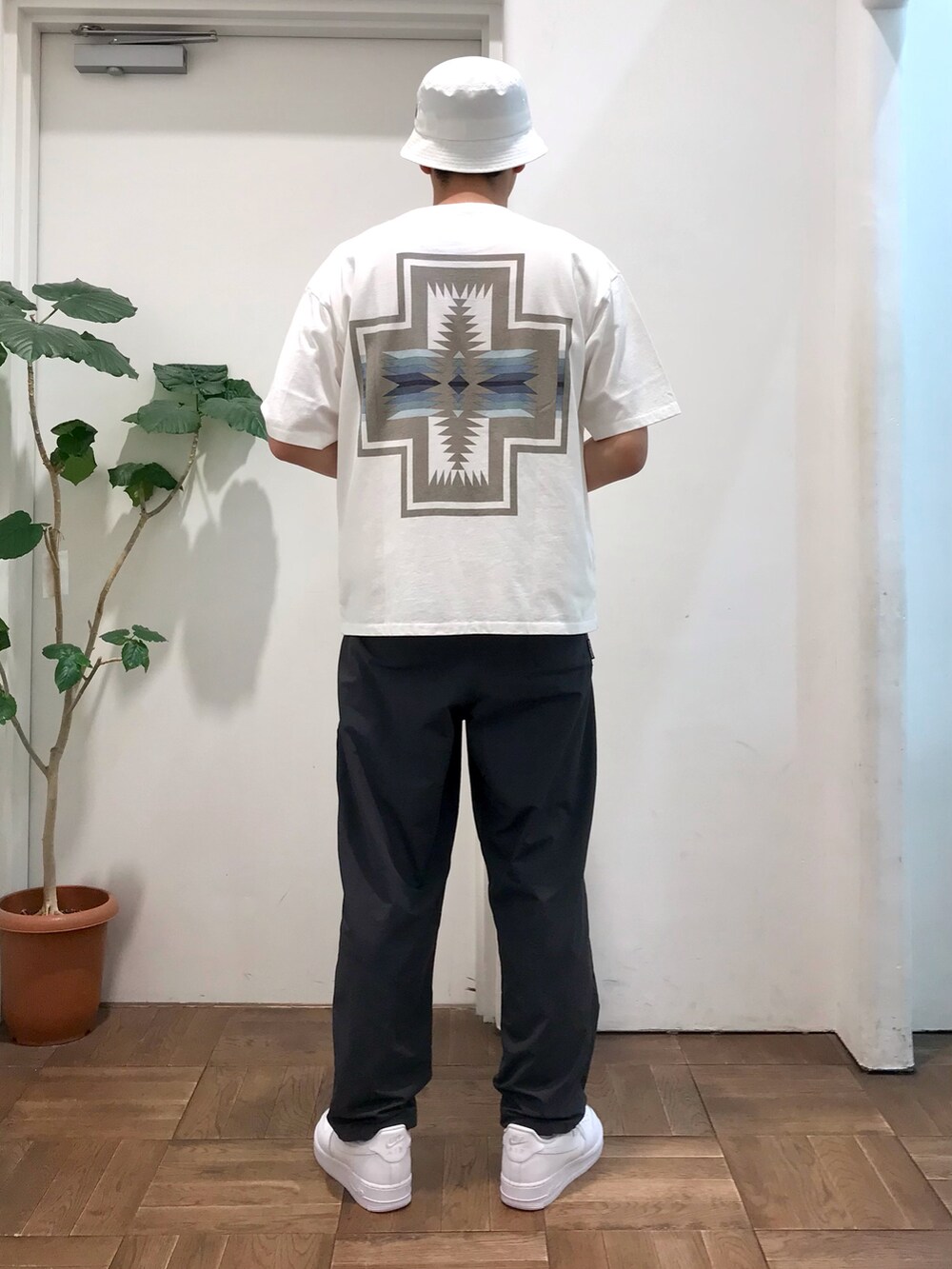 ホワイト系のTシャツ/カットソー、グレー系のその他パンツ、ホワイト系のスニーカーを着用したメンズの春コーディネートの2枚目の写真