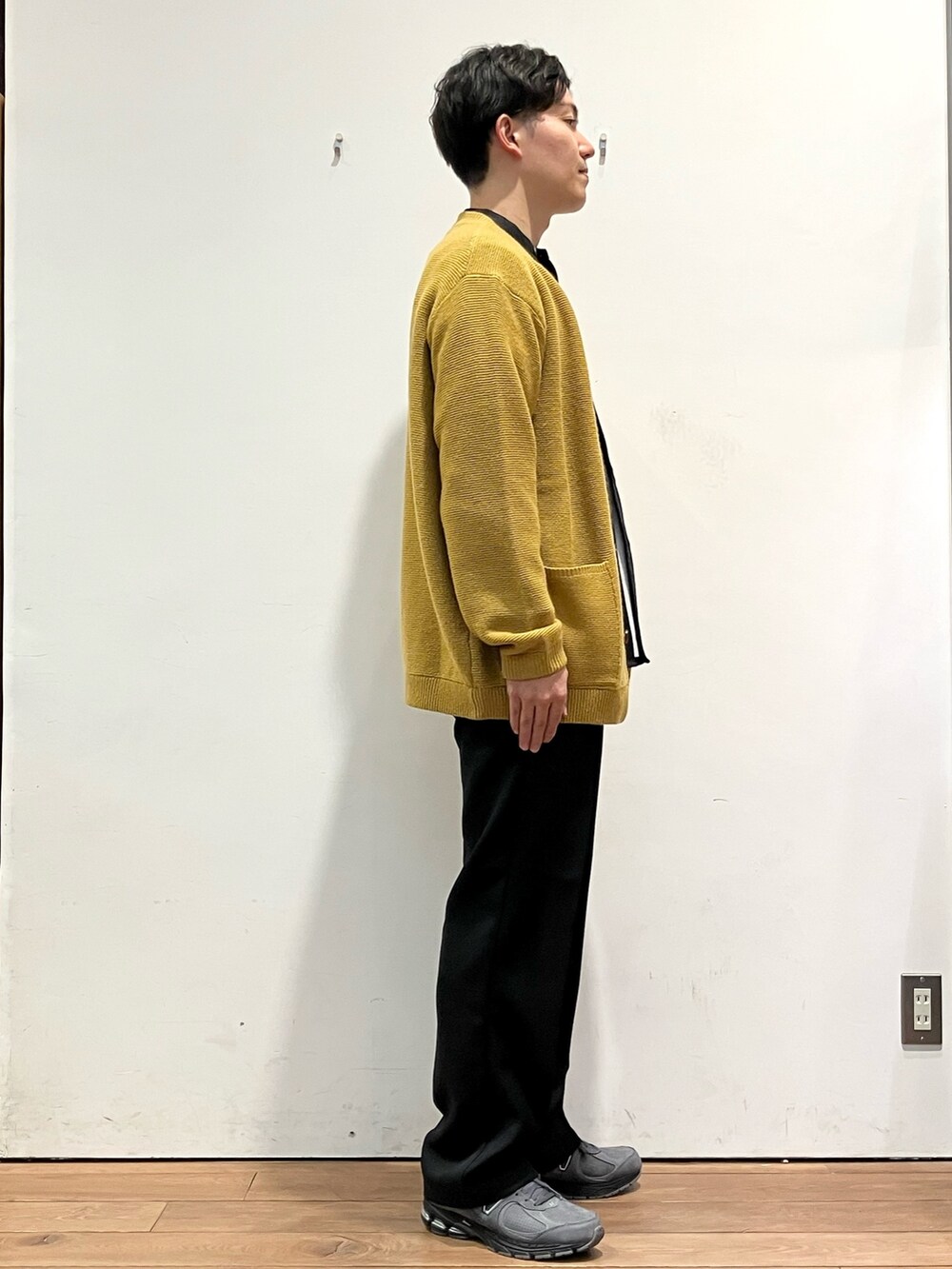 イエロー系のカーディガン/ボレロ、ブラック系のシャツ/ブラウス、ブラック系のその他パンツを着用したメンズの秋コーディネートの2枚目の写真