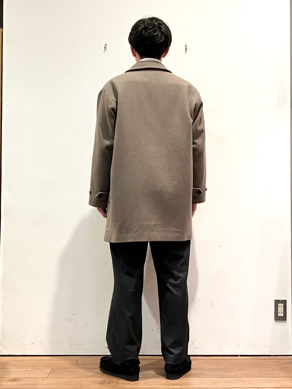 ブラウン系のその他アウター、ホワイト系のシャツ/ブラウス、ホワイト系のTシャツ/カットソーを着用したメンズの冬コーディネートの3枚目の写真