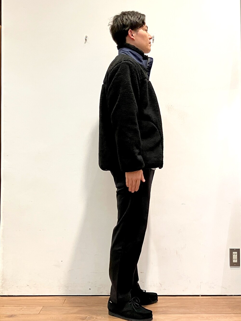 ブラック系のブルゾン、グレー系のニット/セーター、ブラック系のその他パンツを着用したメンズの秋コーディネートの2枚目の写真