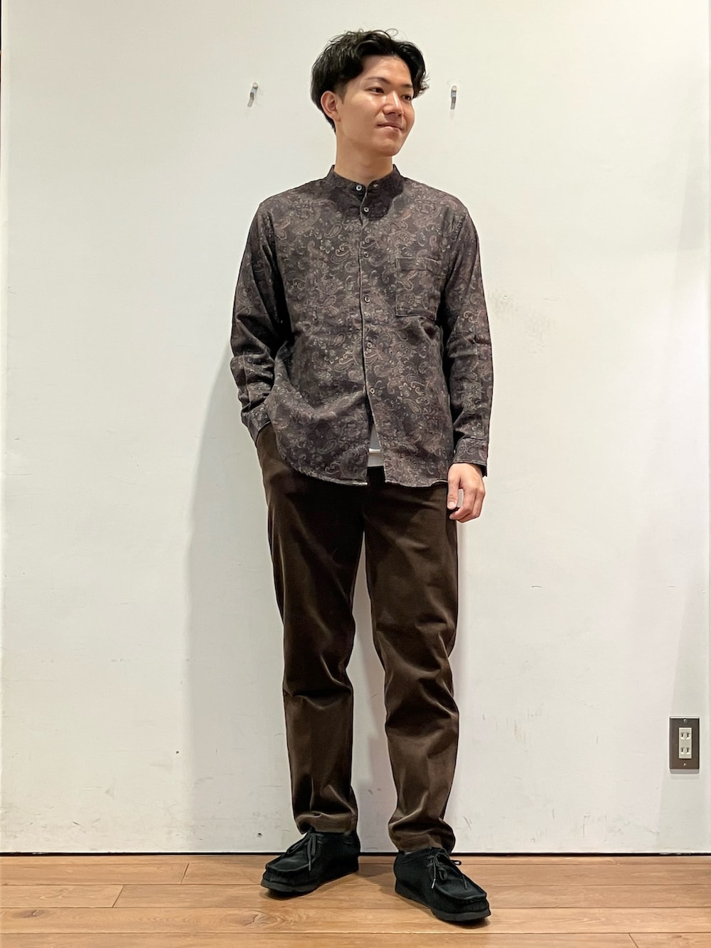 ブラウン系のダウンジャケット/コート、ブラウン系のシャツ/ブラウス、ブラウン系のその他パンツを着用したメンズの秋コーディネートの4枚目の写真