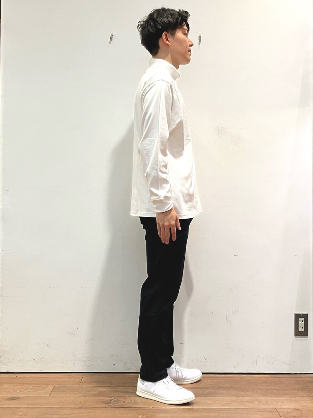 ブルー系のダウンジャケット/コート、ホワイト系のTシャツ/カットソー、ブルー系のデニムパンツを着用したメンズの秋コーディネートの6枚目の写真