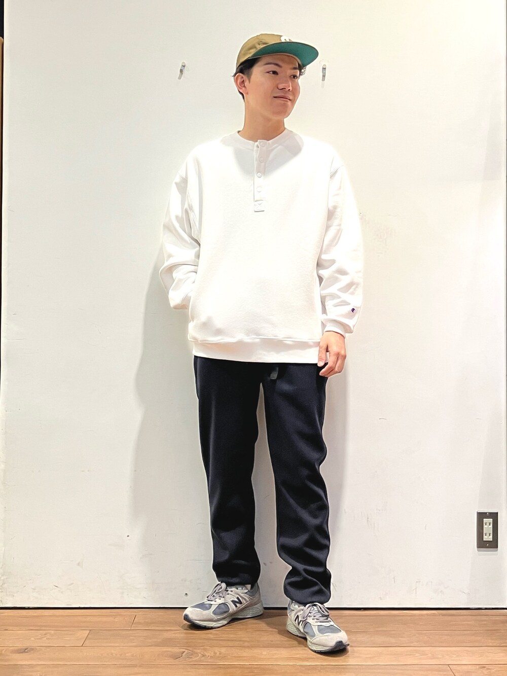 ブルー系のその他パンツ、ブラウン系のブルゾン、ホワイト系のスウェットを着用したメンズの秋コーディネートの6枚目の写真