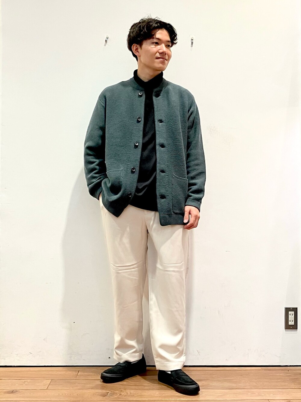 グレー系のその他アウター、グリーン系のカーディガン/ボレロ、ブラック系のその他シューズを着用したメンズの秋コーディネートの5枚目の写真