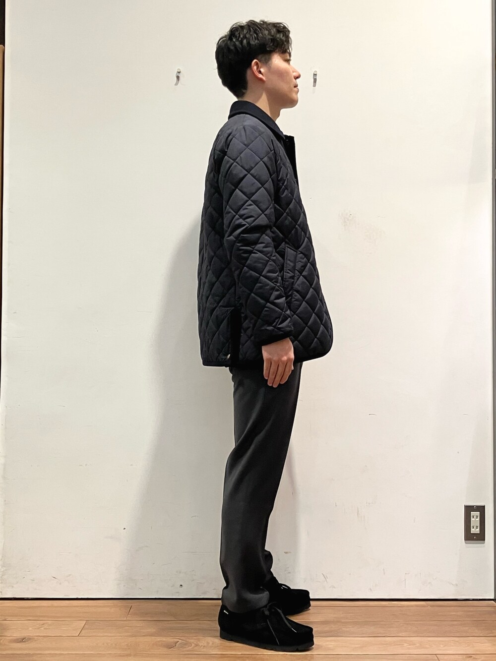 ブルー系のその他アウター、ブラック系のモカシン/デッキシューズを着用したメンズの冬コーディネートの3枚目の写真