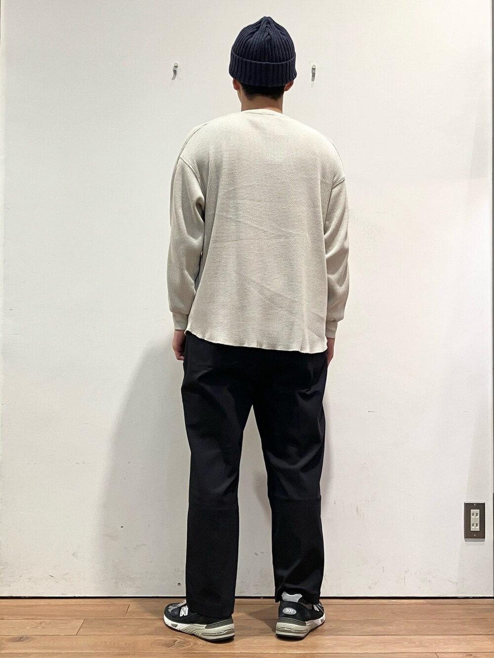 ブルー系のその他アウター、ベージュ系のTシャツ/カットソー、ブルー系のその他パンツを着用したメンズの秋コーディネートの6枚目の写真