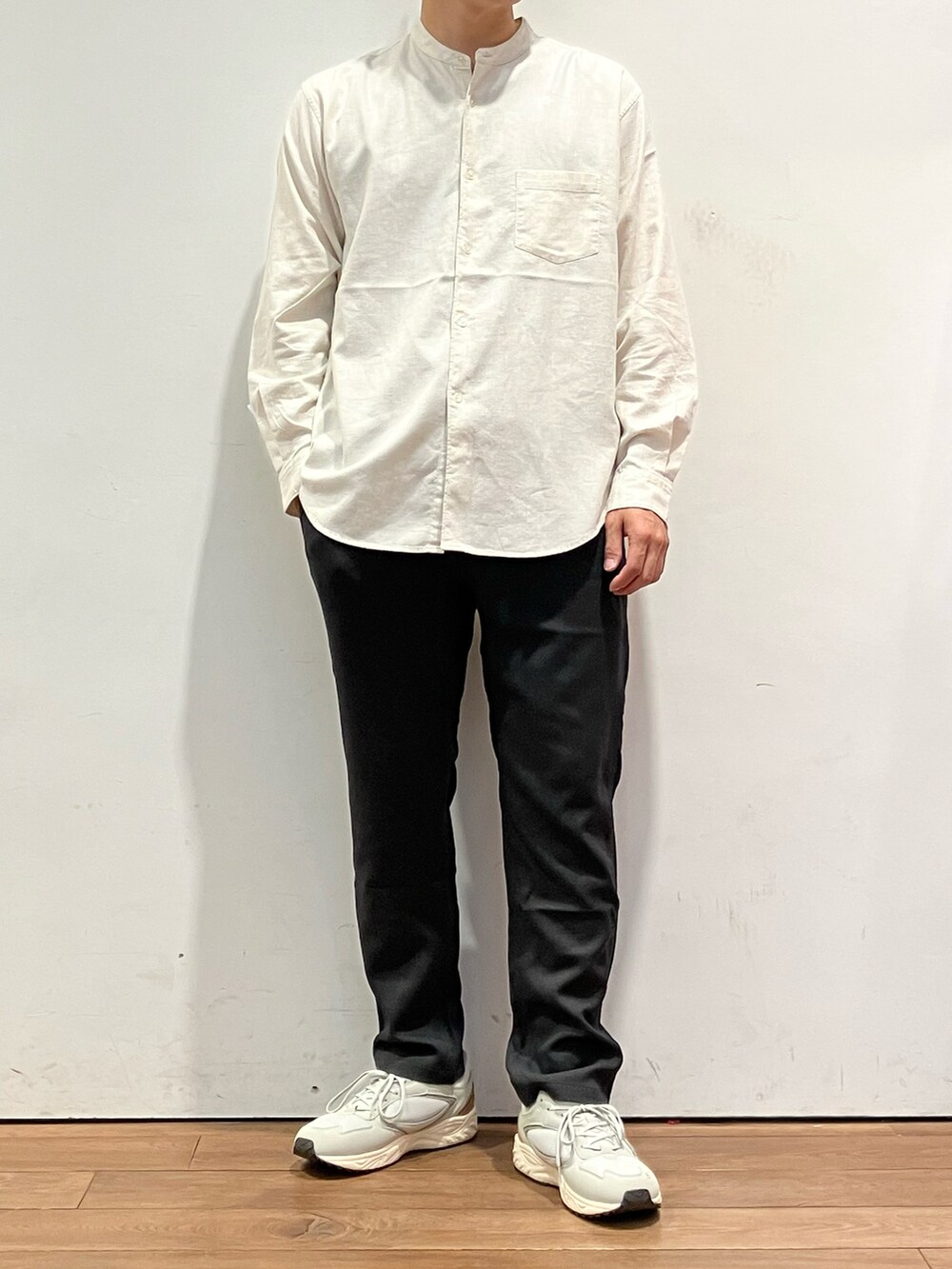 ベージュ系のカーディガン/ボレロ、ホワイト系のシャツ/ブラウス、グレー系のパンツを着用したメンズの秋コーディネートの4枚目の写真