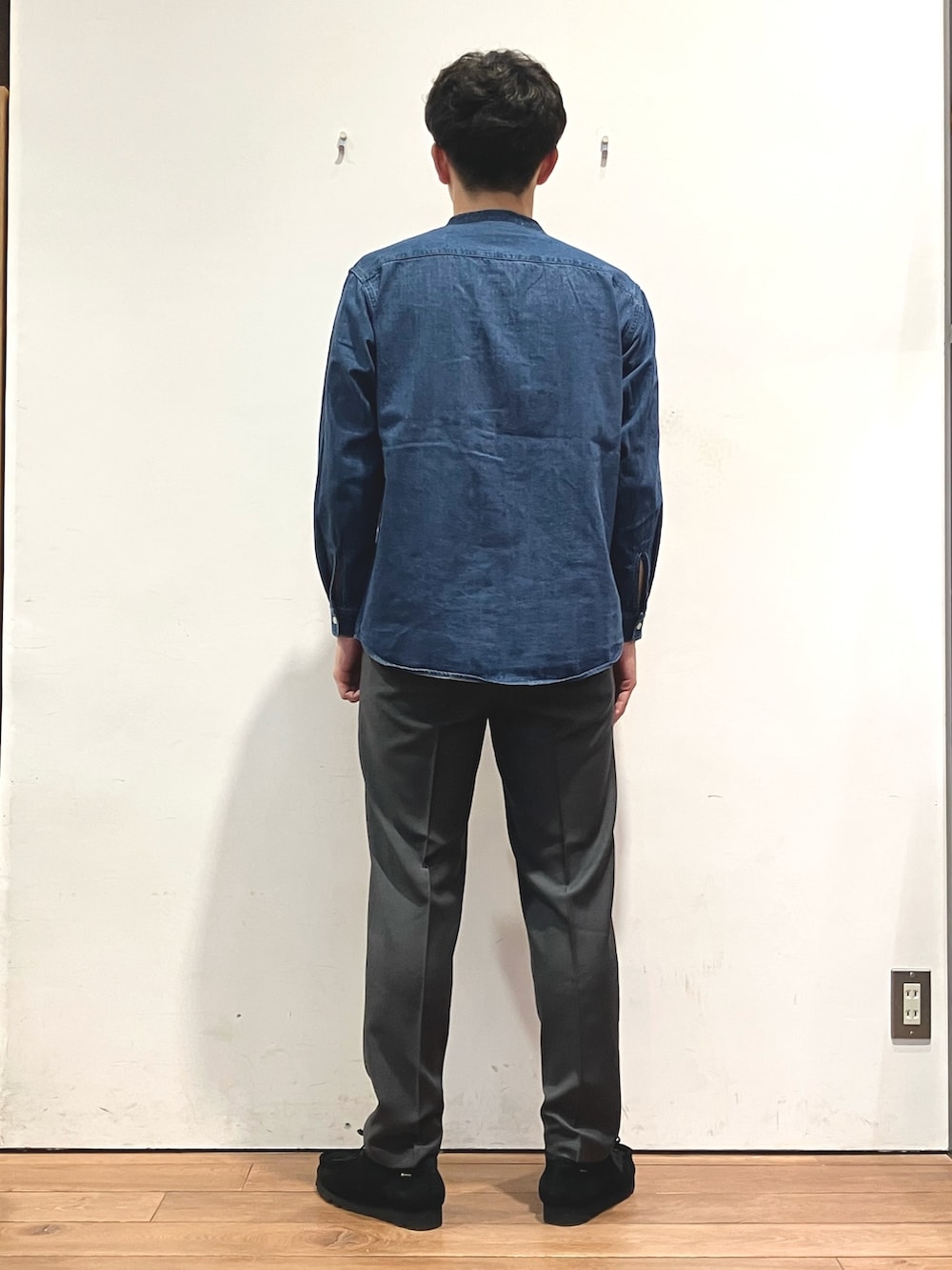 ブルー系のシャツ/ブラウス、グレー系のスラックス、ブラック系のモカシン/デッキシューズを着用したメンズの冬コーディネートの3枚目の写真