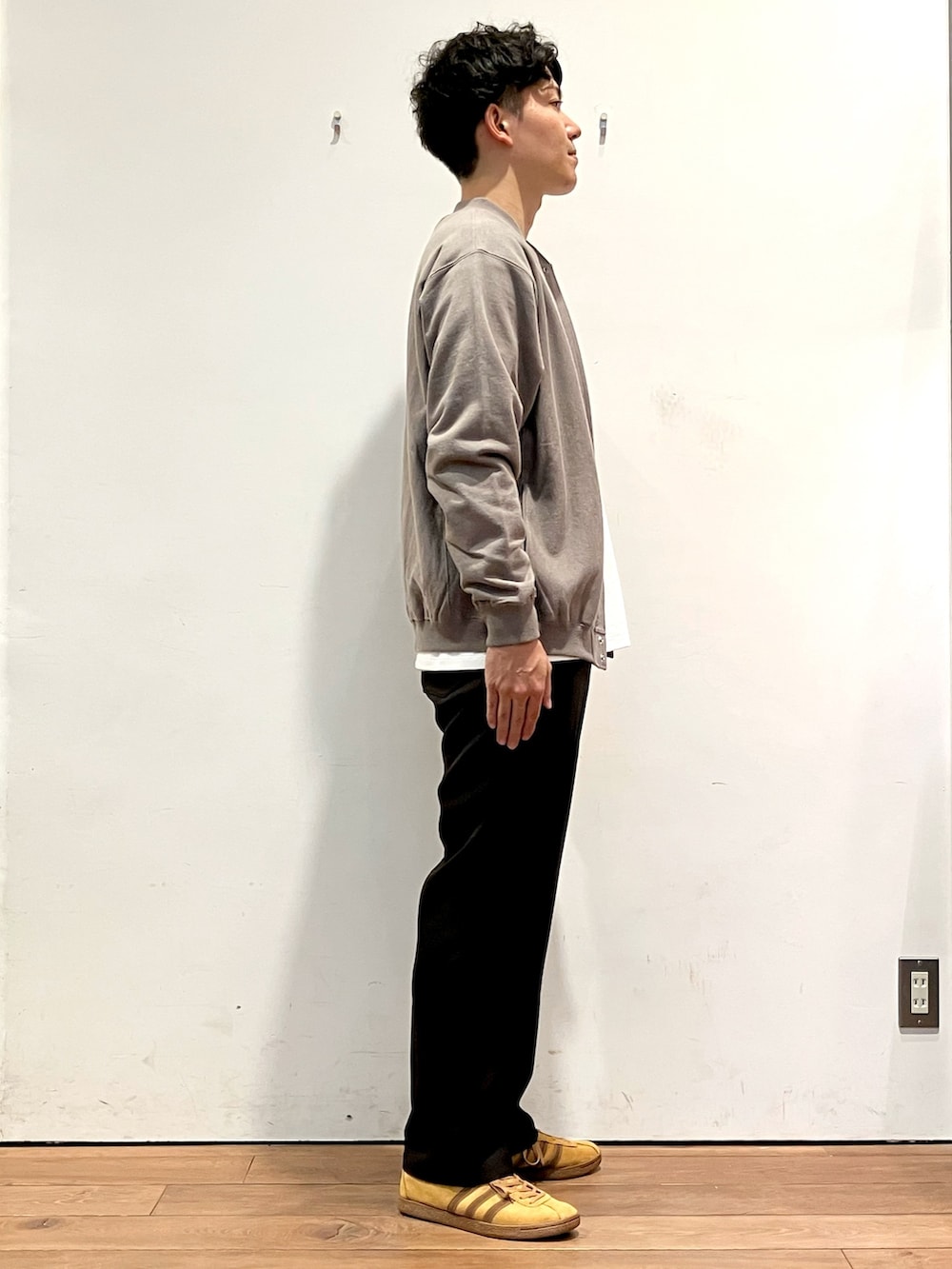 ブラウン系のブルゾン、ホワイト系のTシャツ/カットソー、ブラウン系のその他パンツを着用したメンズの秋コーディネートの2枚目の写真