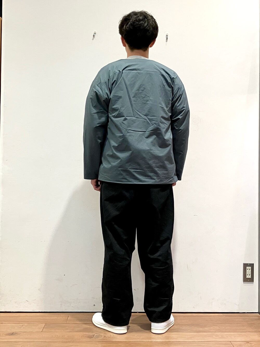 ブルー系のその他アウター、グレー系のスウェット、ブラック系のチノパンツを着用したメンズの秋コーディネートの4枚目の写真