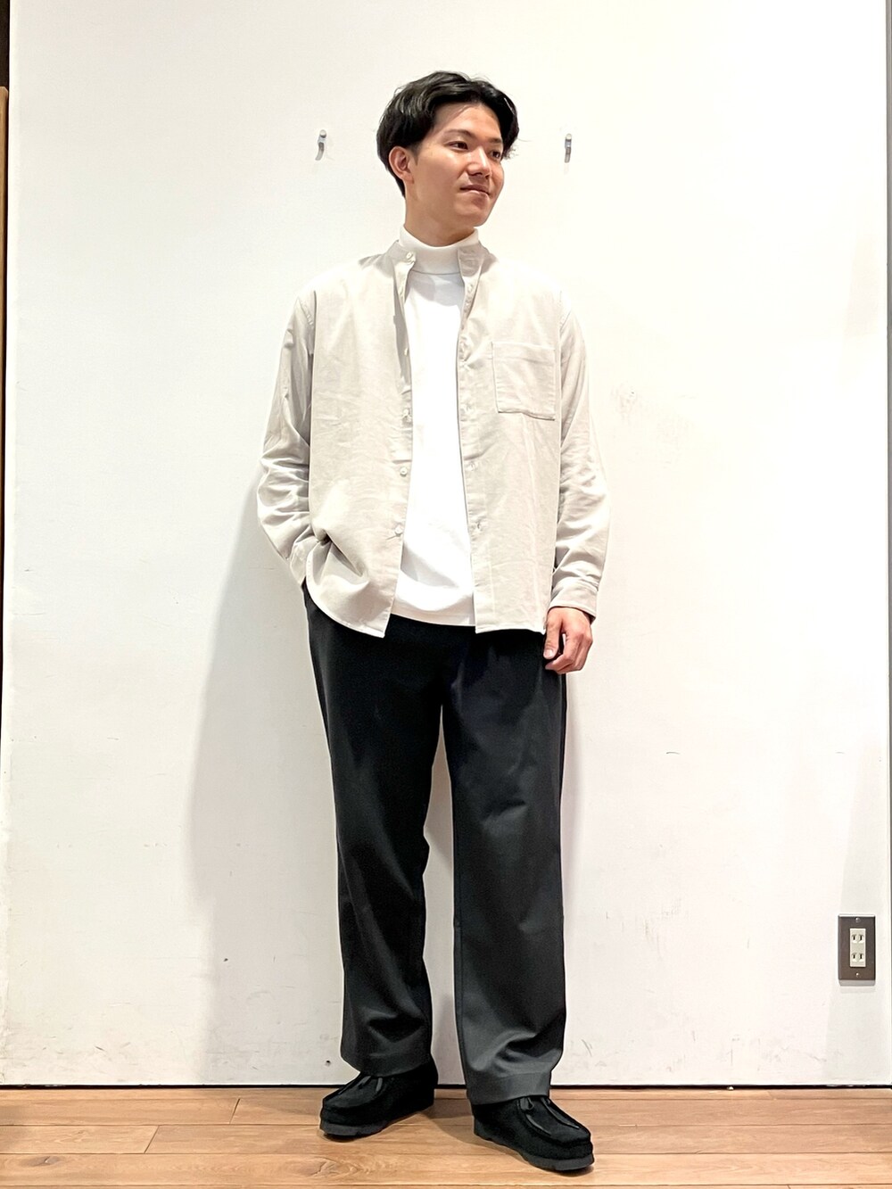 ブラウン系のその他アウター、ホワイト系のシャツ/ブラウス、ホワイト系のTシャツ/カットソーを着用したメンズの冬コーディネートの4枚目の写真