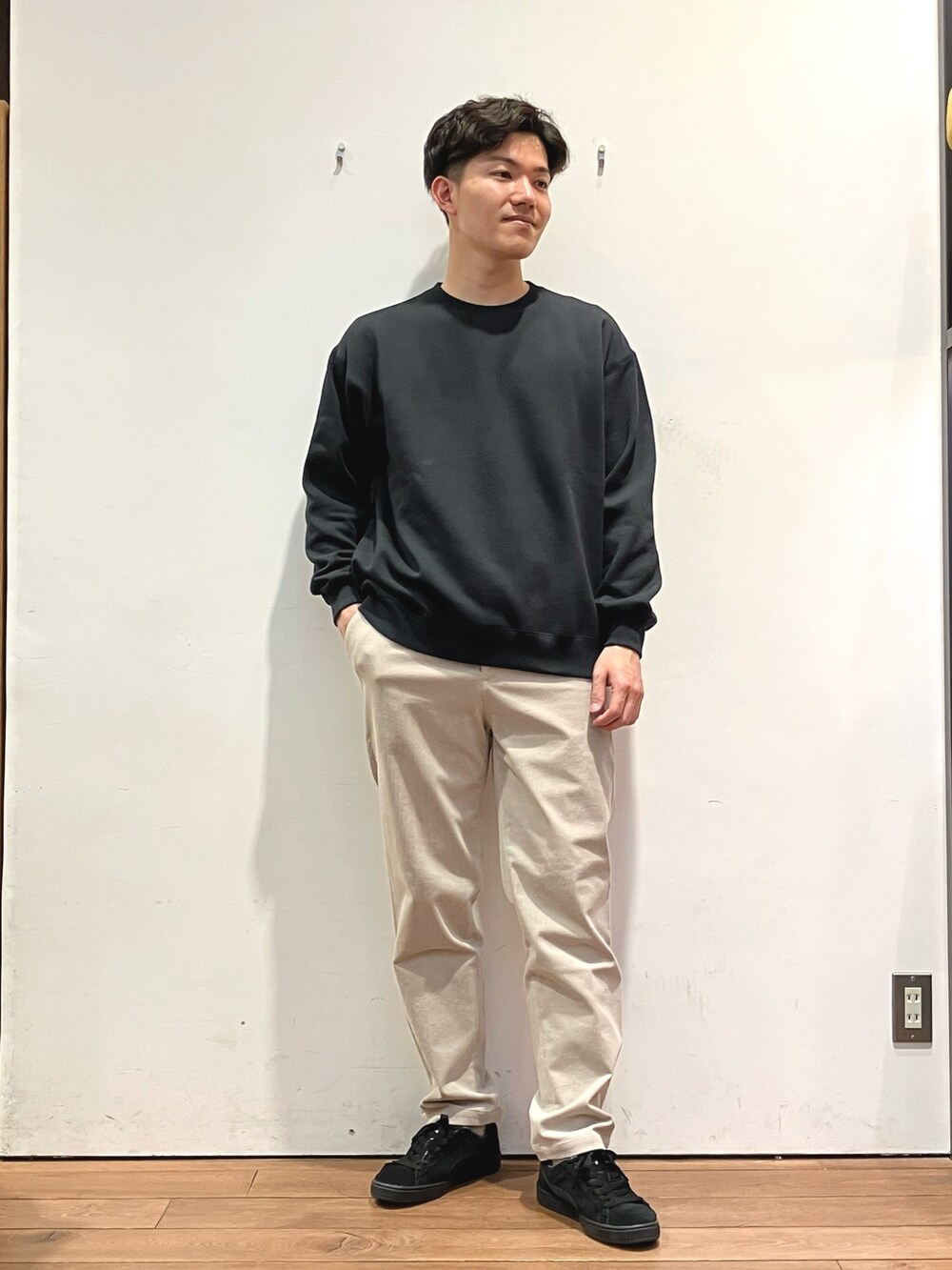 ブラウン系のその他アウター、グレー系のスウェット、ベージュ系のその他パンツを着用したメンズの冬コーディネートの4枚目の写真