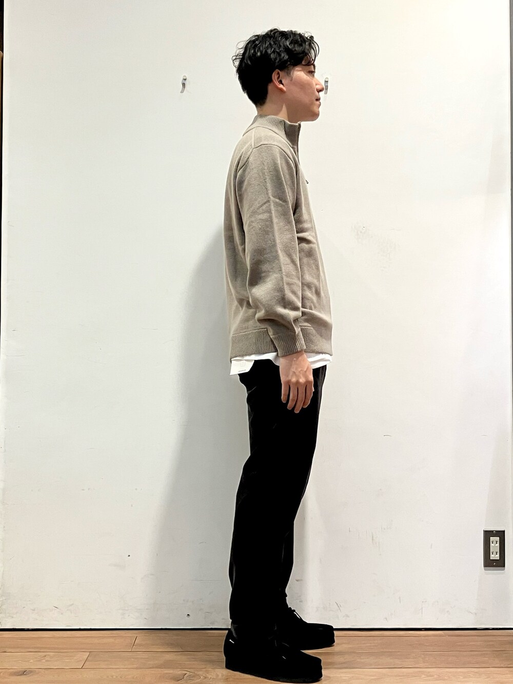 ホワイト系のダウンジャケット/コート、グレー系のその他パンツ、ブラック系のモカシン/デッキシューズを着用したメンズの秋コーディネートの5枚目の写真