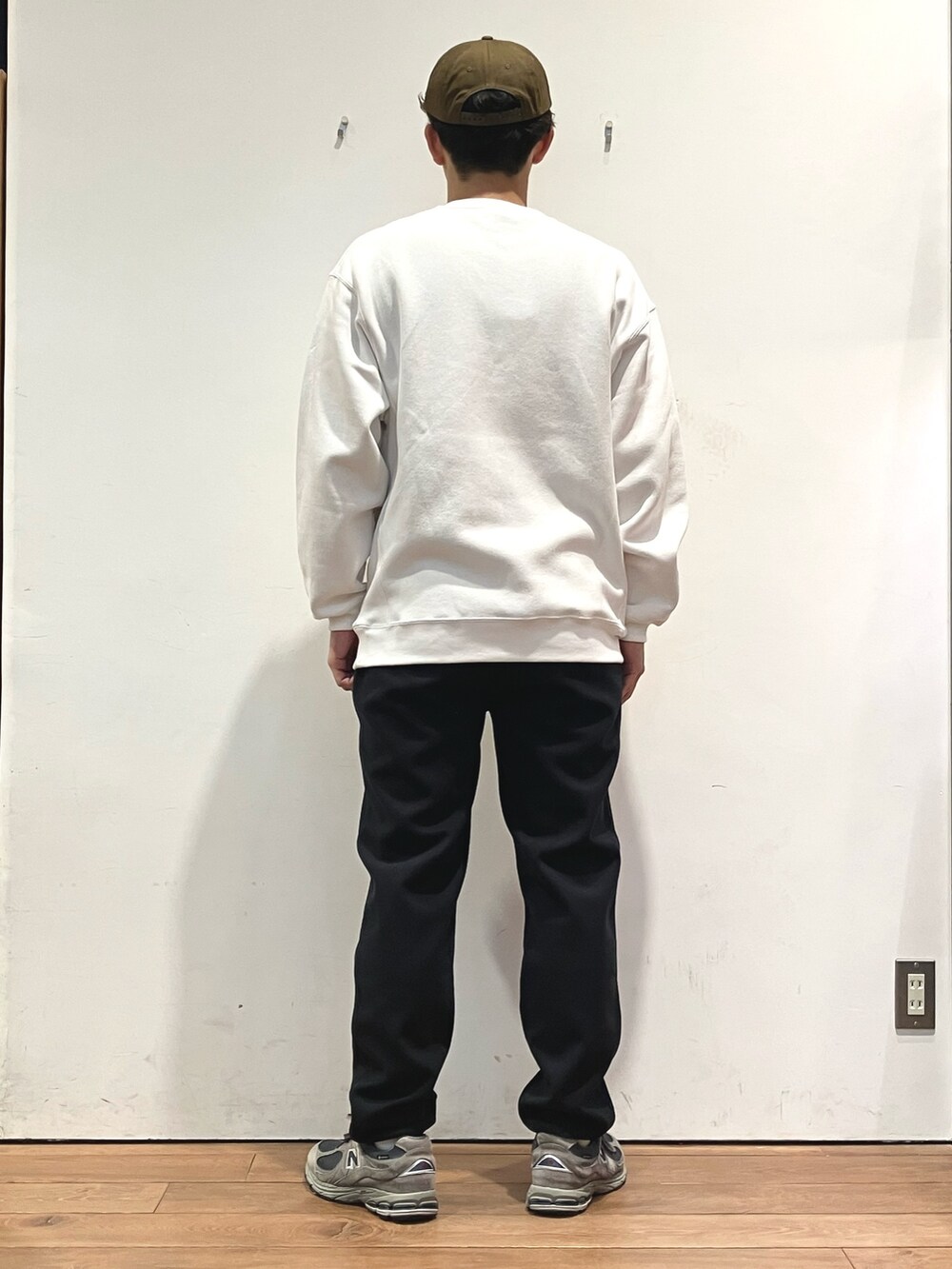 ブルー系のその他パンツ、ブラウン系のブルゾン、ホワイト系のスウェットを着用したメンズの秋コーディネートの8枚目の写真