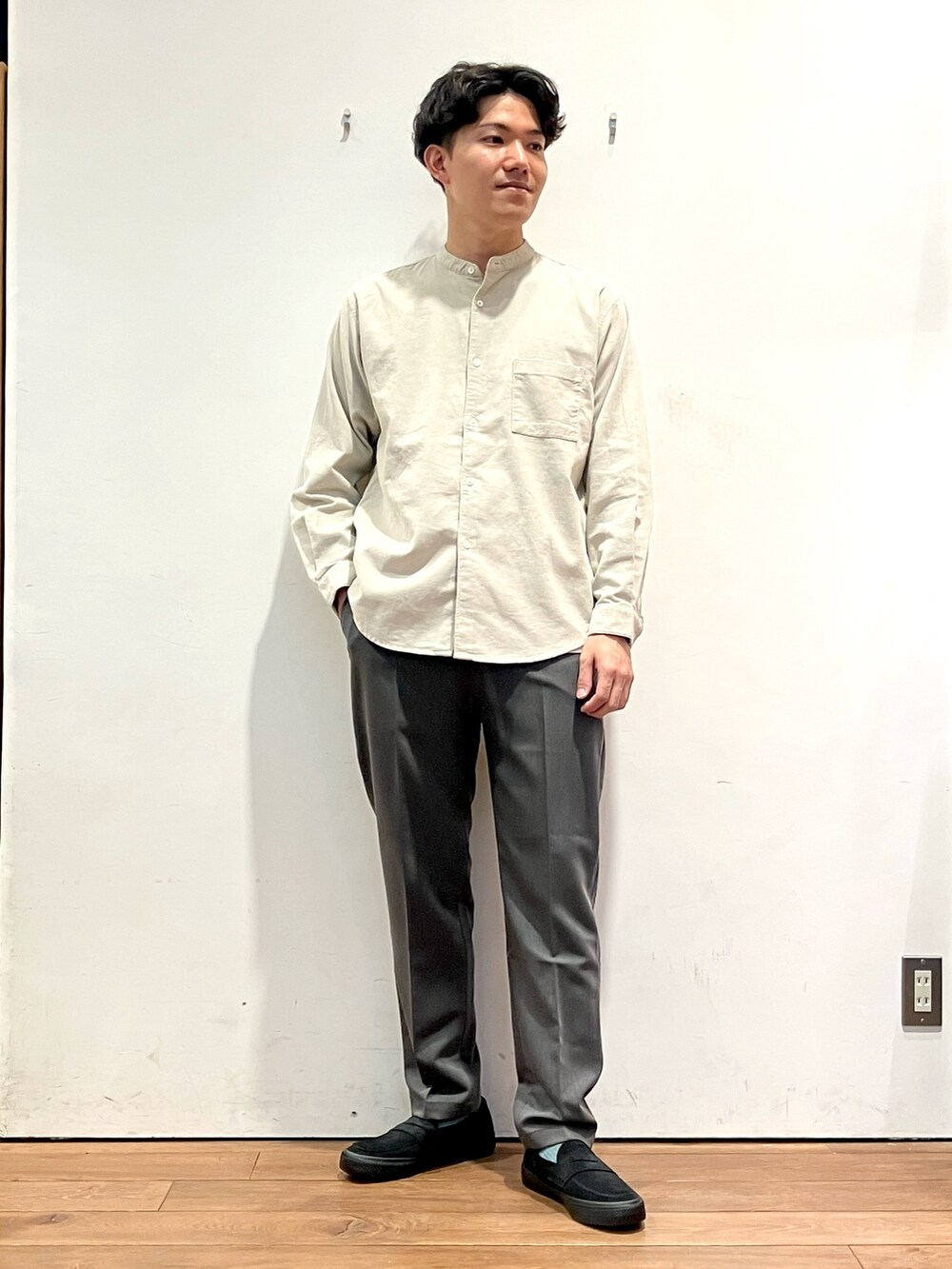 ブルー系のカーディガン/ボレロ、ホワイト系のシャツ/ブラウス、グレー系のその他パンツを着用したメンズの秋コーディネートの4枚目の写真